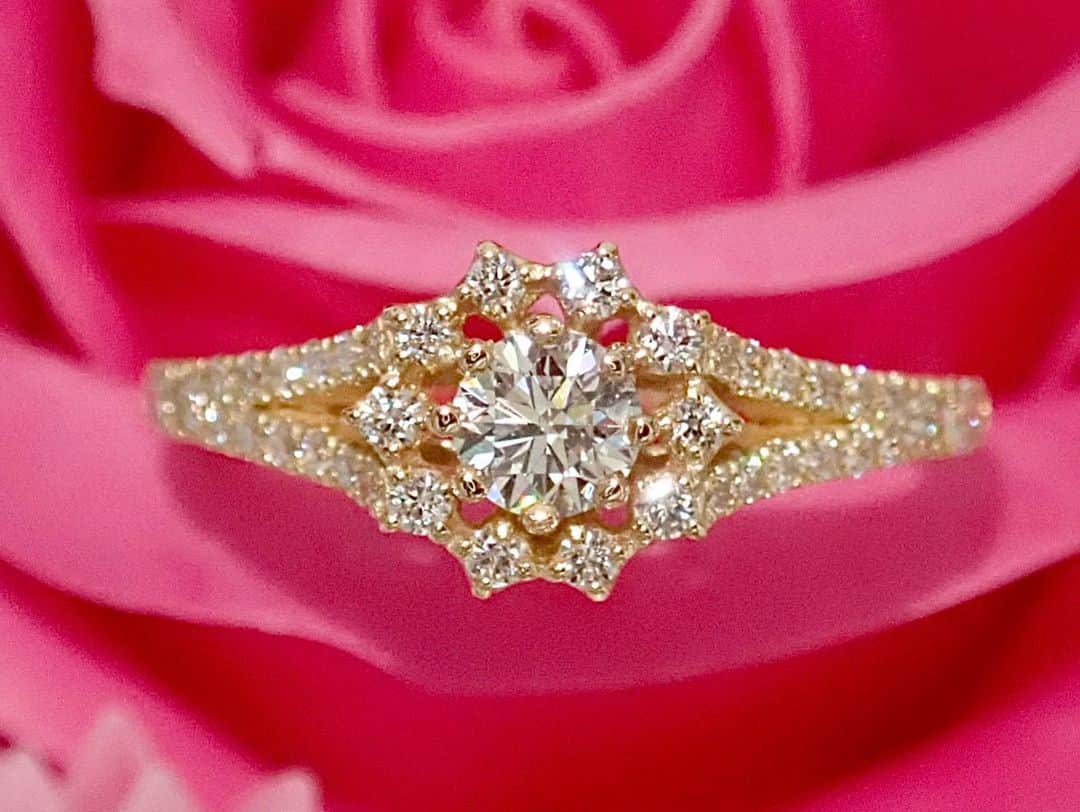 𝐇𝐈𝐍𝐀𝐊𝐎さんのインスタグラム写真 - (𝐇𝐈𝐍𝐀𝐊𝐎Instagram)「ご婚約指輪のオーダー誠にありがとうございます！🙇‍♀️ フルオーダーでk18YGのご婚約指輪✨✨ 大変美しく仕上がりました🥺✨✨✨  センターダイヤモンド 0.218ct F SI1 3EXH&C ひまわり🌻のような華やかな取り巻き 両サイドY字なハーフエタニティ💍💎✨ 可愛くて可愛くて、最高の婚約指輪だと思います！🥰 全体的にボリューム感あって豪華で美しい！！✨  ご着用のお写真もいただきありがとうございます🥺 同じ写真ですがあえて2枚(アップと全体) 投稿させていただきました🙇‍♀️🙇‍♀️📸✨  フルオーダーでご婚約指輪のオーダー 誠にありがとうございます🥺🙇‍♀️🙇‍♀️ ご家族の末永いお幸せを願っています🥰🕊💍  #婚約指輪 #婚約指輪探し  #婚約指輪選び  #結婚指輪  #フルオーダージュエリー」3月25日 18時58分 - loveis_tokyo