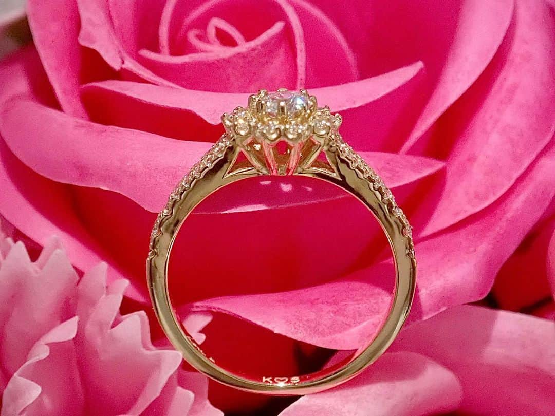 𝐇𝐈𝐍𝐀𝐊𝐎さんのインスタグラム写真 - (𝐇𝐈𝐍𝐀𝐊𝐎Instagram)「ご婚約指輪のオーダー誠にありがとうございます！🙇‍♀️ フルオーダーでk18YGのご婚約指輪✨✨ 大変美しく仕上がりました🥺✨✨✨  センターダイヤモンド 0.218ct F SI1 3EXH&C ひまわり🌻のような華やかな取り巻き 両サイドY字なハーフエタニティ💍💎✨ 可愛くて可愛くて、最高の婚約指輪だと思います！🥰 全体的にボリューム感あって豪華で美しい！！✨  ご着用のお写真もいただきありがとうございます🥺 同じ写真ですがあえて2枚(アップと全体) 投稿させていただきました🙇‍♀️🙇‍♀️📸✨  フルオーダーでご婚約指輪のオーダー 誠にありがとうございます🥺🙇‍♀️🙇‍♀️ ご家族の末永いお幸せを願っています🥰🕊💍  #婚約指輪 #婚約指輪探し  #婚約指輪選び  #結婚指輪  #フルオーダージュエリー」3月25日 18時58分 - loveis_tokyo