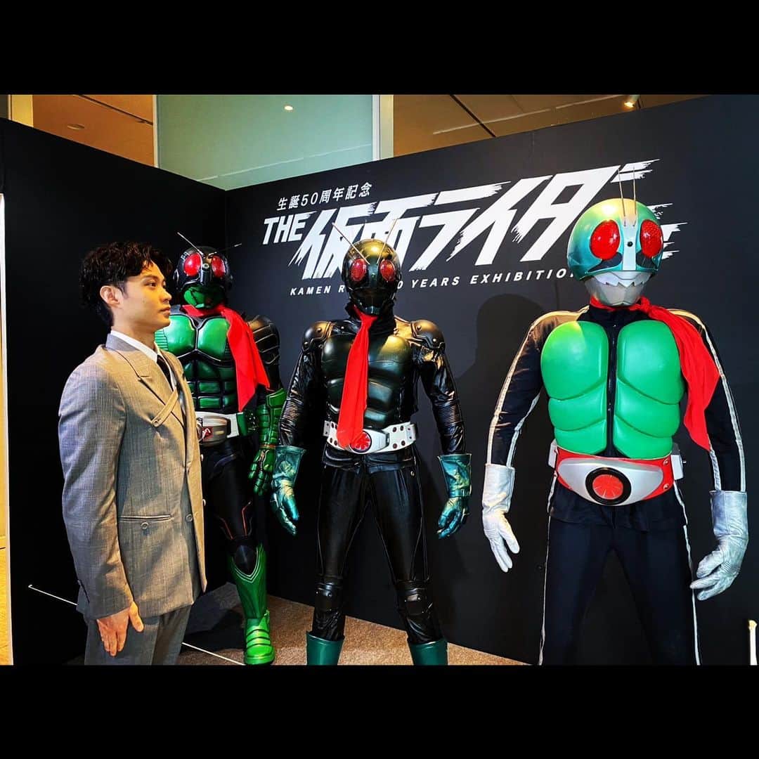 磯村勇斗のインスタグラム：「.  生誕50周年記念 『THE 仮面ライダー展』  静岡スペシャルアンバサダーとして、開催記念オープニングセレモニーに参加してきました。  昭和、平成、令和と50年間の歴代ライダー達が大集合です。 シリーズ毎に当時使われていた衣装や、小物がズラリと並んでいるので、細かいところまで楽しむことができますよ。  是非、あなたと共に生きたライダー達に会ってみては如何でしょうか。  5月7日まで 清水マリナートにて  #THE仮面ライダー展」
