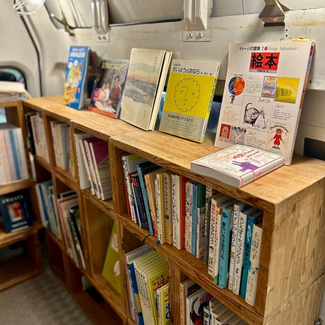 吉祥寺PARCOさんのインスタグラム写真 - (吉祥寺PARCOInstagram)「˗ˋLimited Open ˊ˗ BOOK TRUCK 行く先々に合わせて、その都度品揃えや形態が変わる移動式本屋。 新刊書、古書、洋書、リトルプレスなどさまざまな本がずらり！ ぜひ中を見てみてくださいね。  〜3/26(日) 1F正面入口 @book_truck  #移動式本屋 #移動本屋 #移動販売 #booktruck #parcoartandculture #booustagram #吉祥寺PARCO #吉祥寺パルコ #吉祥寺さんぽ」3月25日 19時00分 - parco_kichijoji_official