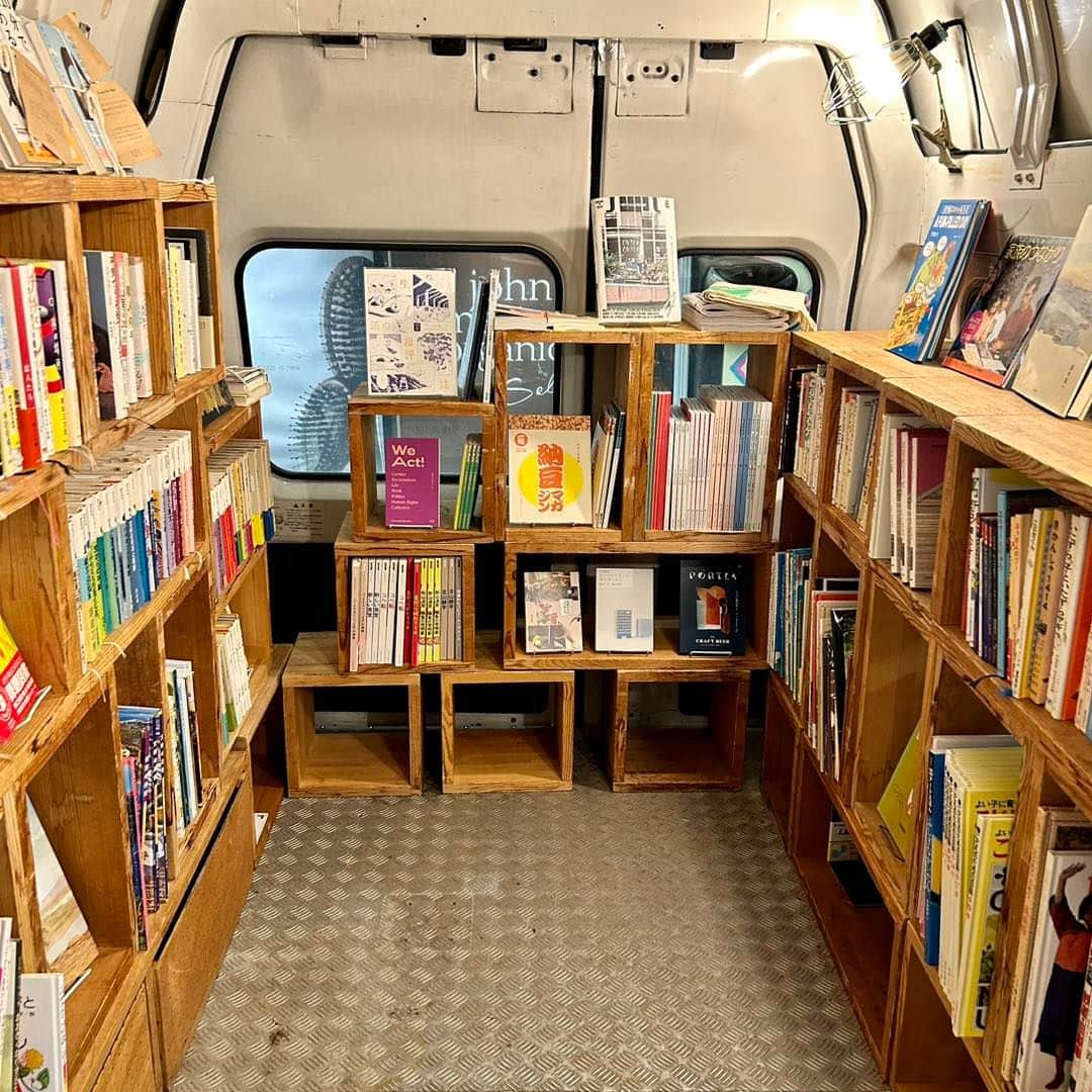 吉祥寺PARCOさんのインスタグラム写真 - (吉祥寺PARCOInstagram)「˗ˋLimited Open ˊ˗ BOOK TRUCK 行く先々に合わせて、その都度品揃えや形態が変わる移動式本屋。 新刊書、古書、洋書、リトルプレスなどさまざまな本がずらり！ ぜひ中を見てみてくださいね。  〜3/26(日) 1F正面入口 @book_truck  #移動式本屋 #移動本屋 #移動販売 #booktruck #parcoartandculture #booustagram #吉祥寺PARCO #吉祥寺パルコ #吉祥寺さんぽ」3月25日 19時00分 - parco_kichijoji_official