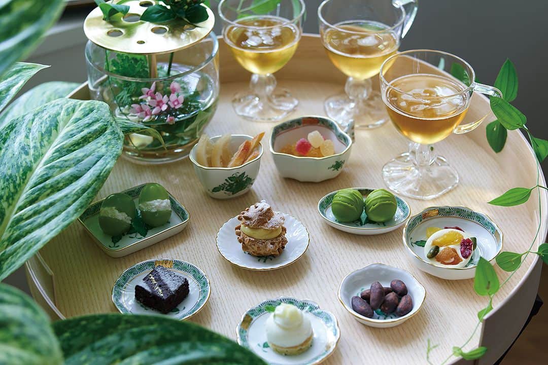 HEREND JAPANのインスタグラム：「◆ヘレンドでおもてなし　～豆皿セット～ 3月31日（金）まで  "アポニー"の豆皿セットは楽しみかたも色々。 形の違う豆皿に季節の食材や薬味などをのせて楽しいひと時を。 テーブルを華やかに彩る贈り物にも最適な特別なセットです。  今回は、アポニー豆皿セットのスタイリング・コーディネートを、 テーブルコーディネーター、インテリアスタイリストとして幅広く活躍中の 横瀬多美保さんにお願いしました。 華やかな9個セットと、毎日の暮らしにも使いやすい3個セットをご用意しております。 3月31日（金）まで特別価格でご紹介いたしております。  ホームページでは横瀬さんのスタイリングのポイントなどもご紹介しております。 ぜひご覧ください。  ＊豆皿セットはこちらから https://herend.jp/SHOP/287904/369105/list.html  #ヘレンド #herend #herendjp #アポニー #アポニー豆皿 #豆皿セット #アポニーグリーン #アポニーブラック #アポニーベビーピンク #毎日の暮らしを丁寧に #ヘレンドでおもてなし #ヘレンドの豆皿 #おもてなし #暮らしを楽しむ #手作り #手描き #ハンガリー #hungary」