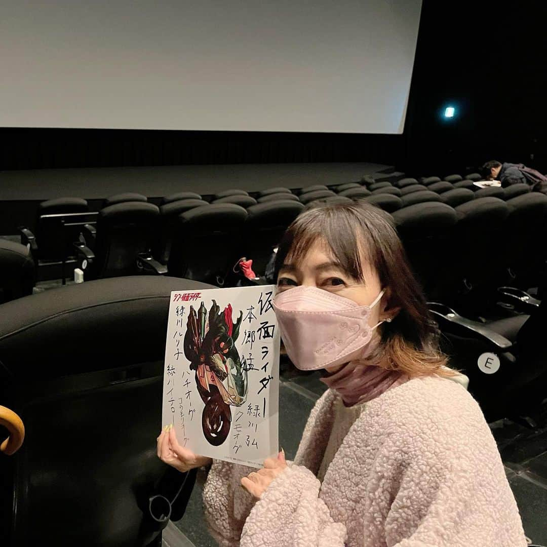 西原さおりさんのインスタグラム写真 - (西原さおりInstagram)「【シン・仮面ライダー】観てきました！  このあたりの作品は完全に家族の趣味なのですが… わたし、大好きでした！！  これまでの「シン」シリーズでは1番響きました… なんというか、2023年の空気にぴったりな気がします  ライダーを演じる俳優さんはどちらかというと内向的で思慮深いタイプに見え、ヒーローとかバイオレンスとは無縁に思える方々。 そこが1番良いと思いました  冒頭から真っ赤な血がたくさんたくさん流れて、なんだか古い時代劇みたいだなと思ったんですよ… もしや辛い時間になるのかなと嫌な予感しかなく…  ところが、その残忍さに反して、登場人物は冷静で知的な人が多く、まったく感情的ではない。 敵キャラに至るまで、人の幸不幸ばかりを考えているように見えます…  映像を加工する技術はますます凄いことになっており、もはや思いつくことはなんでも実現できちゃうのでしょうね？ だからこそ、物語はシンプルになるのかもしれないなぁ…なんて思いました  最後のクレジットで意外な俳優さんの意外な役どころにびっくりしたり（予習なしでした） あの有名な主題歌とか原作へのリスペクトもたくさんあって、個人的にはすごく楽しめました！  #シン仮面ライダー  #池松壮亮 さま✨ #浜辺美波 さま✨整った顔立ちが役にぴったりで魅力的でした✨ #柄本佑 さま✨ #森山未來 さま✨身のこなしがさすがダンサー！ほんとに美しく、CGとの一体感が半端なかった✨  #西原さおり」3月25日 19時03分 - saolio