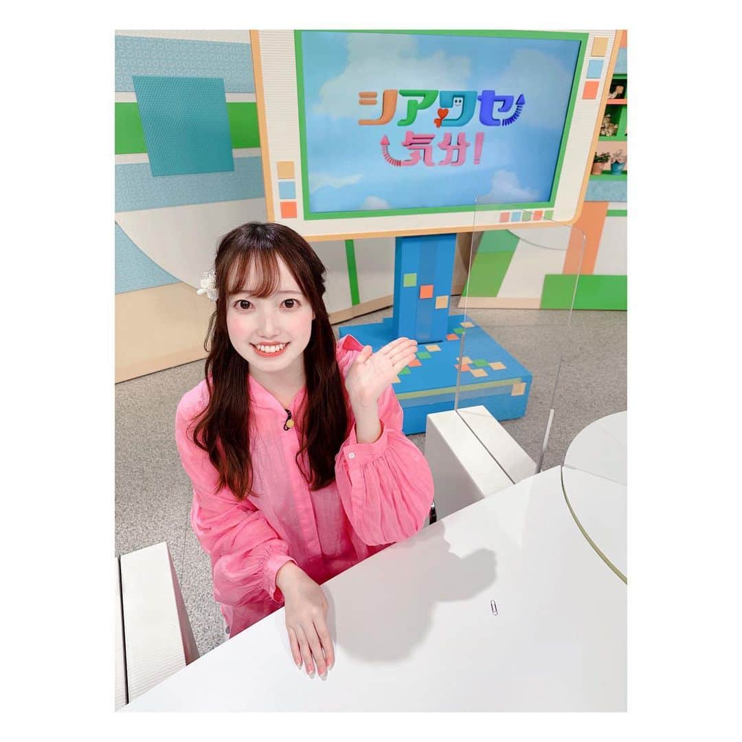 石井奏美のインスタグラム：「シアワセ気分の衣装です👗 最近春だからかピンク率たかめ！  ヘアアレンジもお花で ロケもお花いっぱいで 春を目一杯感じております💐  来週はどこかでお花見できたらいいな🧸🌸  #岡山#香川#アナウンサー #取り残されたクリップ」