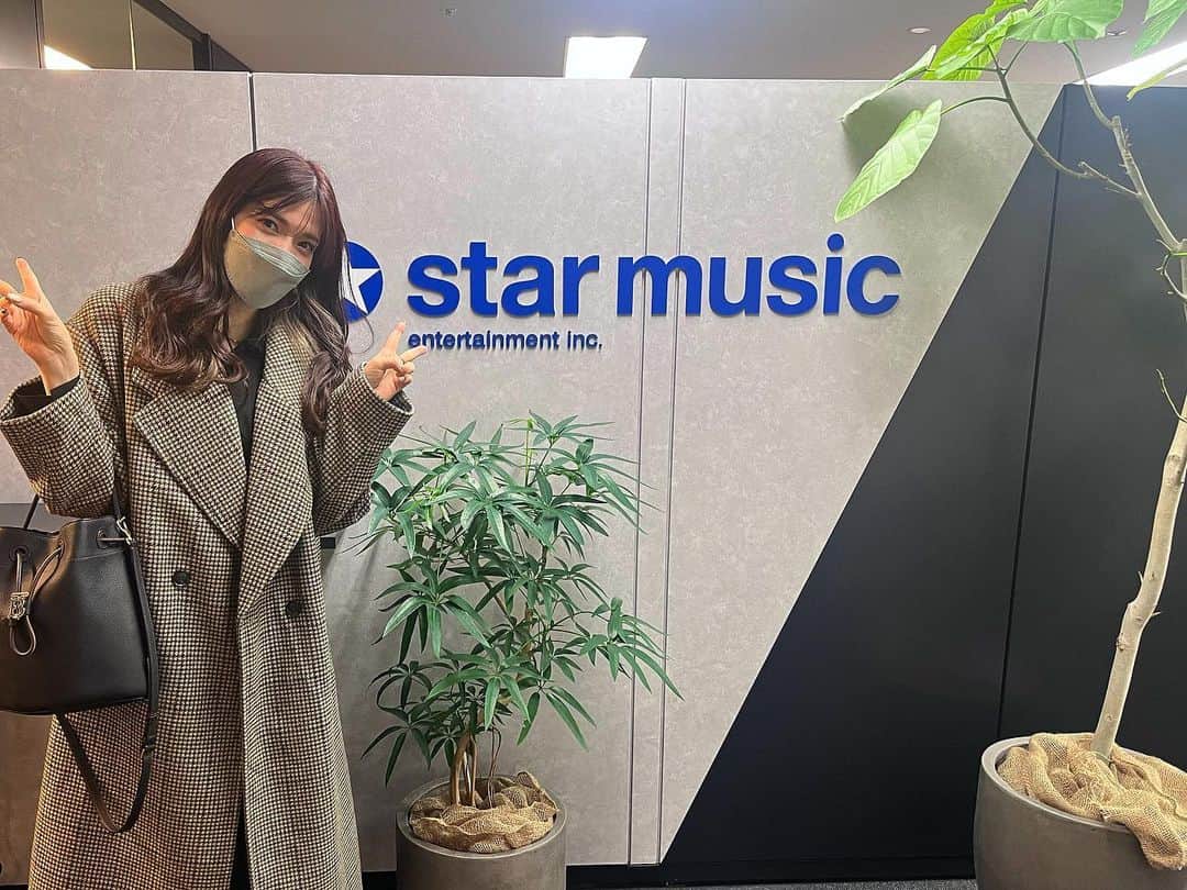 のインスタグラム：「. 先月、東京の事務所にご挨拶に🫶  2020年の4月にTikTokから活動を始めて 2021年の3月に今の事務所に声かけてもらって そっちがタレントだろってくらい派手で グレたキキララみたいなマネージャーの元← 日々いろんな経験・挑戦をさせてもらって あっという間に3年目。 これからもよろしくお願いします🤍  #褒めてるよマネージャーさん #ポーズださくないか」