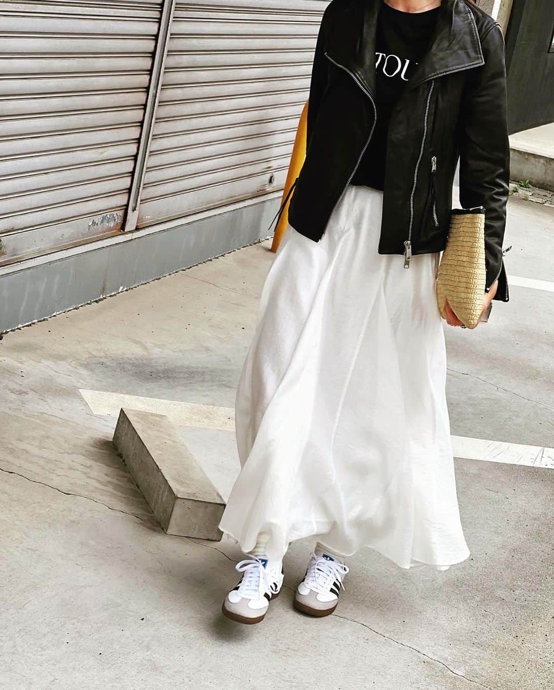 kazumint20さんのインスタグラム写真 - (kazumint20Instagram)「レザージャケットにスニーカー。 black × white ☻☺︎  レザージャケットは柔らかくて、コンパクトなのが好み。何年も着て身体に馴染んでいく感じも楽しみだったり。 SAMBAもやっぱり合わせやすいな👟。  jacket  @allsaintsjapan  tshirt  @patou skirt  @meri.onlinestore  shoes  @adidasoriginals  bag  @celine  #fashion#coordinate#leatherjacket#allsaints#allsaintsjapan#adidassamba#adidasoriginals#locari#mineby3mootd#partegram#monotone#レザージャケット#オールセインツ#アディダスサンバ#スニーカー女子#スニーカーコーデ#モノトーンコーデ#大人カジュアルコーデ  .」3月25日 19時09分 - kazumint20
