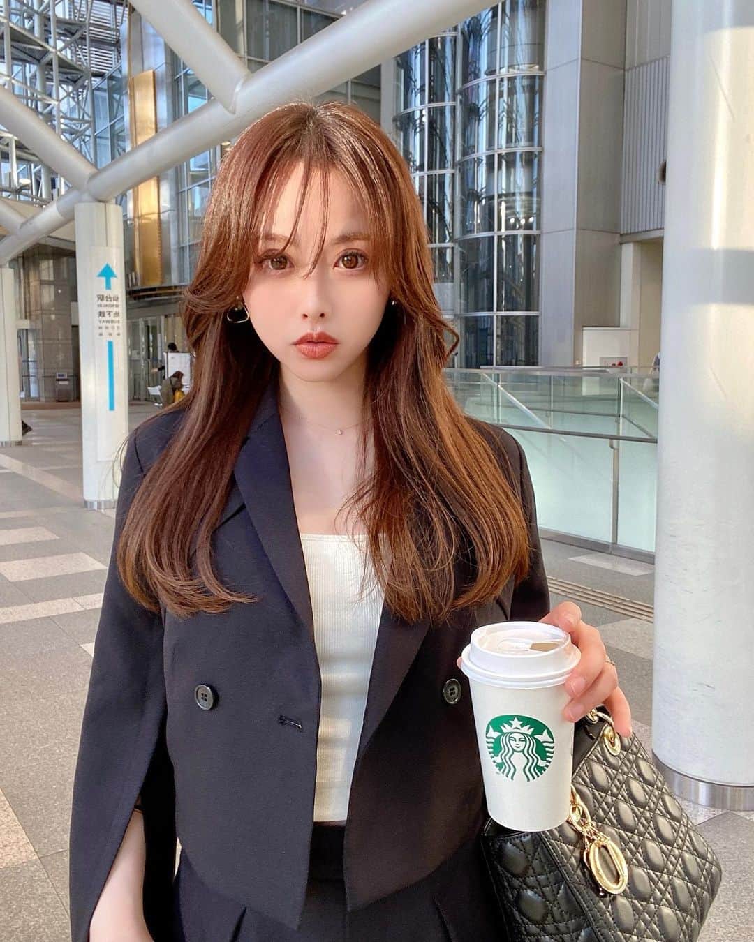 あやかさんのインスタグラム：「zozotownで購入したお洋服で韓国オンニ風セットアップコーデ♡ ジャケットHeather Short Jacket　174822  キャミソールHeather カップツキリブキャミ２　279752  パンツHeather High Waist Tuck Pants　174727  春から着れるスタイルがよく見えるジャケットのセットアップが欲しくてめちゃくちゃ探してたら Heatherに理想のがあった🥹  髪型も緩めのヨシンモリにして韓国感出してみた♡  注文して届くまでも早いし、今なら初回割引2000円でとってもお得だよ♡  @zozotown_girlをチェックしてお得に買い物してみてね♡  @zozotown_girl #ZOZOTOWN #ZOZOTOWN購入品 #ZOZO活 #PR #セットアップコーデ #ジャケットコーデ #韓国ファッション #韓国オンニ #スタイルアップコーデ」