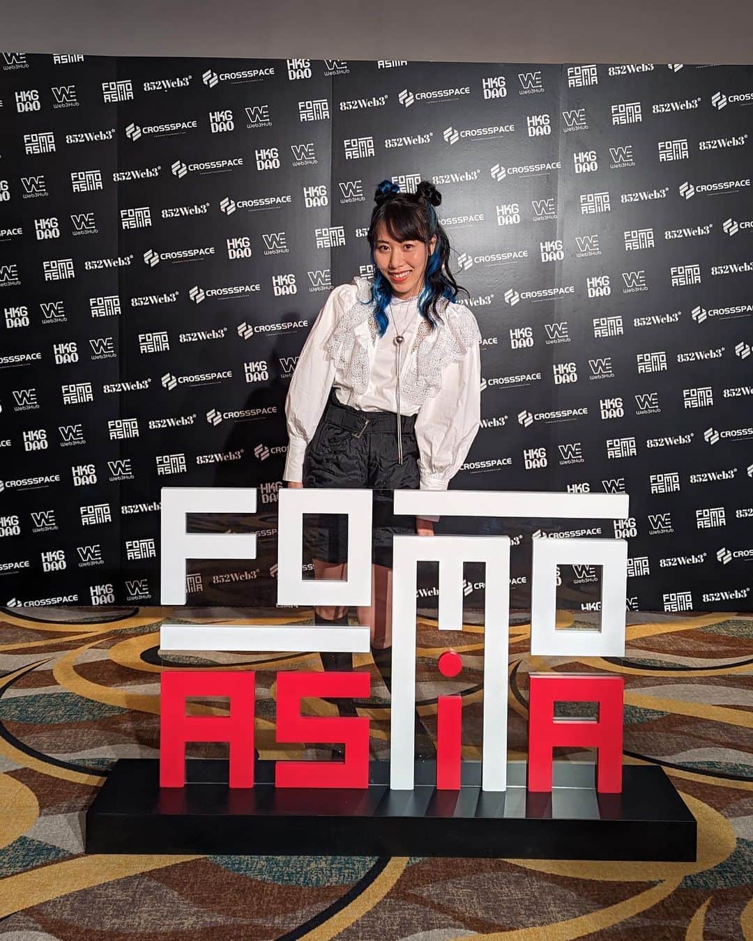 草野絵美さんのインスタグラム写真 - (草野絵美Instagram)「Thank you for having me @FOMOasia 🇭🇰 ✨ #FOMOAsia  I was in Hong Kong to speak at an event. I made a lot of friends during the week thanks to Galverse, and some of them became new gal-holders ♡ badass gals the world over!  香港のweb3カンファレンス @fomoasia に呼んでいただき、登壇してまいりました。ギャルバース持ってるよ！って何人か話しかけてくださったり、新たに買ってくださる人もいて本当に暖かかったです😭 たくさんお友達ができました。何度でも訪れたい、大好きな街です。」3月25日 19時13分 - emiksn