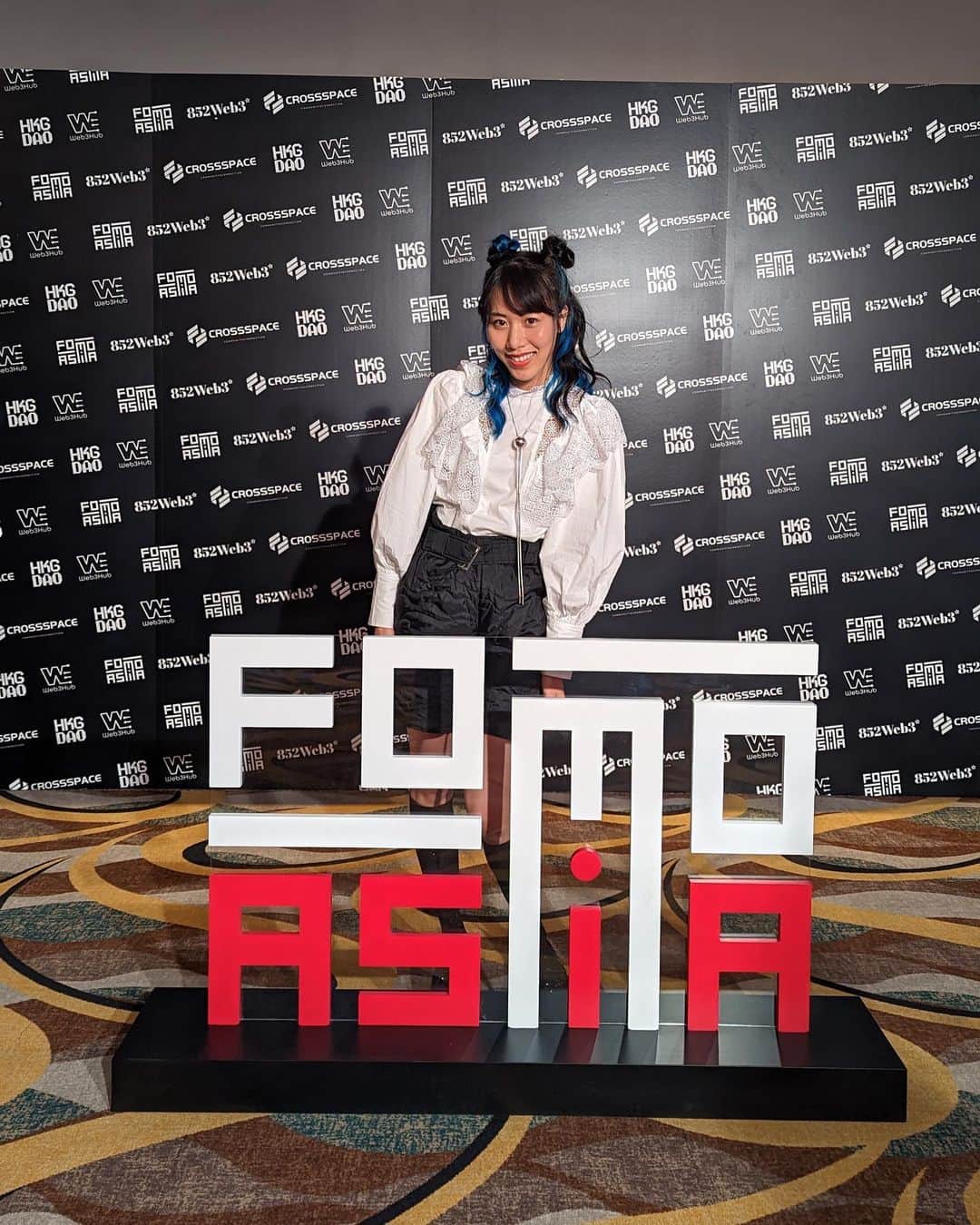 草野絵美のインスタグラム：「Thank you for having me @FOMOasia 🇭🇰 ✨ #FOMOAsia  I was in Hong Kong to speak at an event. I made a lot of friends during the week thanks to Galverse, and some of them became new gal-holders ♡ badass gals the world over!  香港のweb3カンファレンス @fomoasia に呼んでいただき、登壇してまいりました。ギャルバース持ってるよ！って何人か話しかけてくださったり、新たに買ってくださる人もいて本当に暖かかったです😭 たくさんお友達ができました。何度でも訪れたい、大好きな街です。」