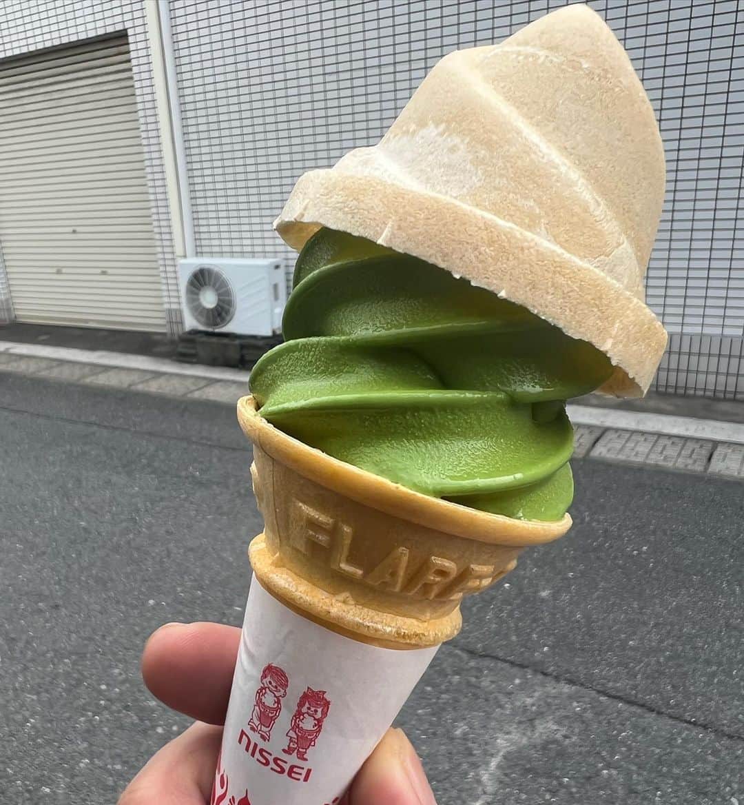 のインスタグラム：「待ちにまった大好物の 星野園さんの 抹茶ソフト☆ 先週辺りから はじまりました♬オススメ☆   #graffiti#らくがき#art#tea #イラスト#お弁当 #マンガ#アート #漫画#演劇#八女茶 #抹茶#sweets#スイーツ #パン#舞台#門司港#カメラ #japan#ラーメン #おかず#うどん #イベント#デザート #星野園#撮影#お茶 #ヘアスタイル #artwork #ソフトクリーム」
