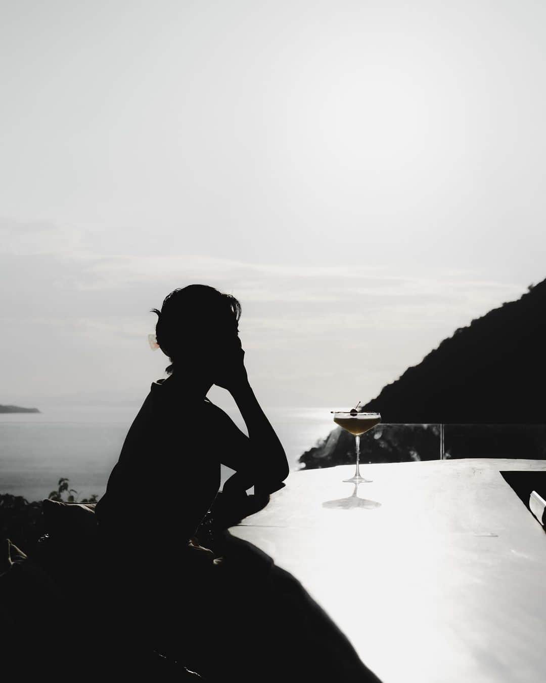 島野ミキさんのインスタグラム写真 - (島野ミキInstagram)「・  ⚑ AYANA Komodo UNIQUE/ @ayanakomodo   UNIQUE Rooftop Barで オシャレで美味しいカクテルを片手に sunset timeを楽しむ。 最高に幸せな時間ですな。  @ayanahotelsjp #ayana #ayanaresort #バリ島 #バリ島旅行 #バリ島観光 #balilife #balitrip #アヤナリゾート #インドネシア#コモド#コモドドラゴン#アヤナコモド#sea#beachi#indonesia #komodo#komodoisland#ayanakomodo #sunset#サンセット#ルーフトップバー#海#夕日#カクテル#sunset#UNIQUERooftopBar#UNIQUE#RooftopBar#Rooftop#Bar」3月25日 19時15分 - miki_shimano