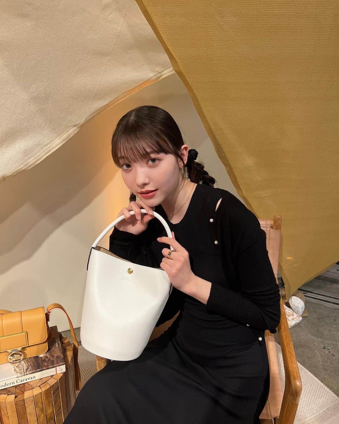 のインスタグラム：「Longchamp SS23 イベントにお邪魔してきました🍀  グランピングをイメージした会場には たくさんの景色があって 本当にグランピングに行きたくなってしまいました… 可愛い真っ白なエピュレバッグは 早速お気に入り♡  #LongchampGlamping #LongchampSS23 #ロンシャン @longchamp #ad」
