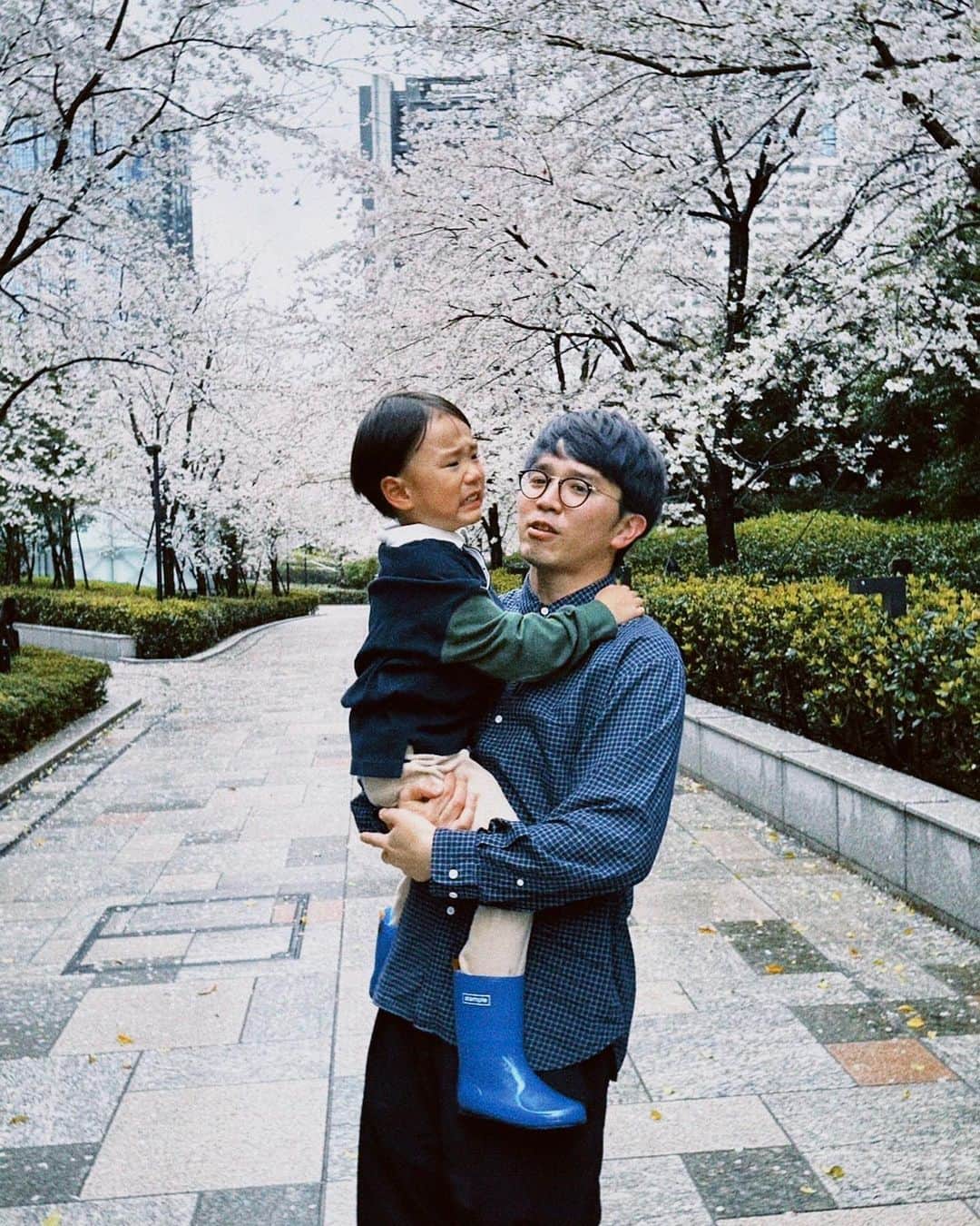 三浦太郎さんのインスタグラム写真 - (三浦太郎Instagram)「最近、子供を連れてライブ現場に行くことが結構ある👦🏻  今日はお昼の弾き語りだし、桜祭りだったしすごい楽しそうだったけど、写真撮影してる間に泣いてた。 すまんすまんと思いながら抱っこして、特別な時しか飲めないカフェオレで機嫌をとる。  帰りに投げ縄して景品当てて喜んでたのでオールOK。  スタッフの皆さん、えみそん、マネージャーさん、皆さんのお陰です🙇🏻‍♂️ありがとうございます。」3月25日 19時19分 - taro_ho17