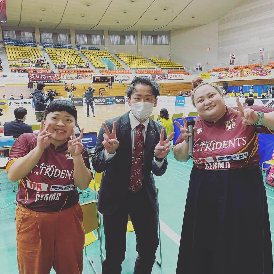 山本憲吾のインスタグラム：「@vcnagano_official  ホームゲーム最終戦1日目❗️ vs 大分三好 3-0で勝ちました🎊  現役引退してから応援に行ったり解説したり行ってましたが 目の前で勝ちを見たことがなかったのでやっと勝つ姿を見れて そして解説をしながら一緒に勝ちを喜べてほんまに嬉しかったです！ 明日もラスト一戦勝ちましょう！ 解説席から応援しています📣  おかずクラブさんと写真を 撮らせてもらいました❗️ おかずクラブさん スカチャンさんありがとうございました😊  #山本憲吾  #vc長野トライデンツ  #vc長野女子u15  #最終戦  #おかずクラブ  #スカチャン」