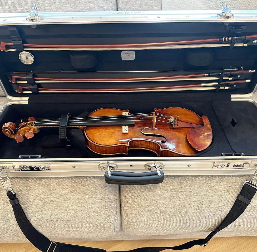 三浦文彰（ヴァイオリニスト）さんのインスタグラム写真 - (三浦文彰（ヴァイオリニスト）Instagram)「RIMOWA ❌GEWA violin case 👍 Special thanks to @rimowa and I love it 🥂  My baby Stradivari is 120% well protected 👌 RIMOWAとGEWAのコラボで実現したヴァイオリンケース💪🏻 スタイリッシュで重厚感があります😎  使っていくのが楽しみです！ #rimowa#gewa#violincase」3月25日 19時23分 - fumiakimiura