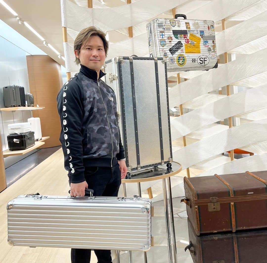 三浦文彰（ヴァイオリニスト）のインスタグラム：「RIMOWA ❌GEWA violin case 👍 Special thanks to @rimowa and I love it 🥂  My baby Stradivari is 120% well protected 👌 RIMOWAとGEWAのコラボで実現したヴァイオリンケース💪🏻 スタイリッシュで重厚感があります😎  使っていくのが楽しみです！ #rimowa#gewa#violincase」