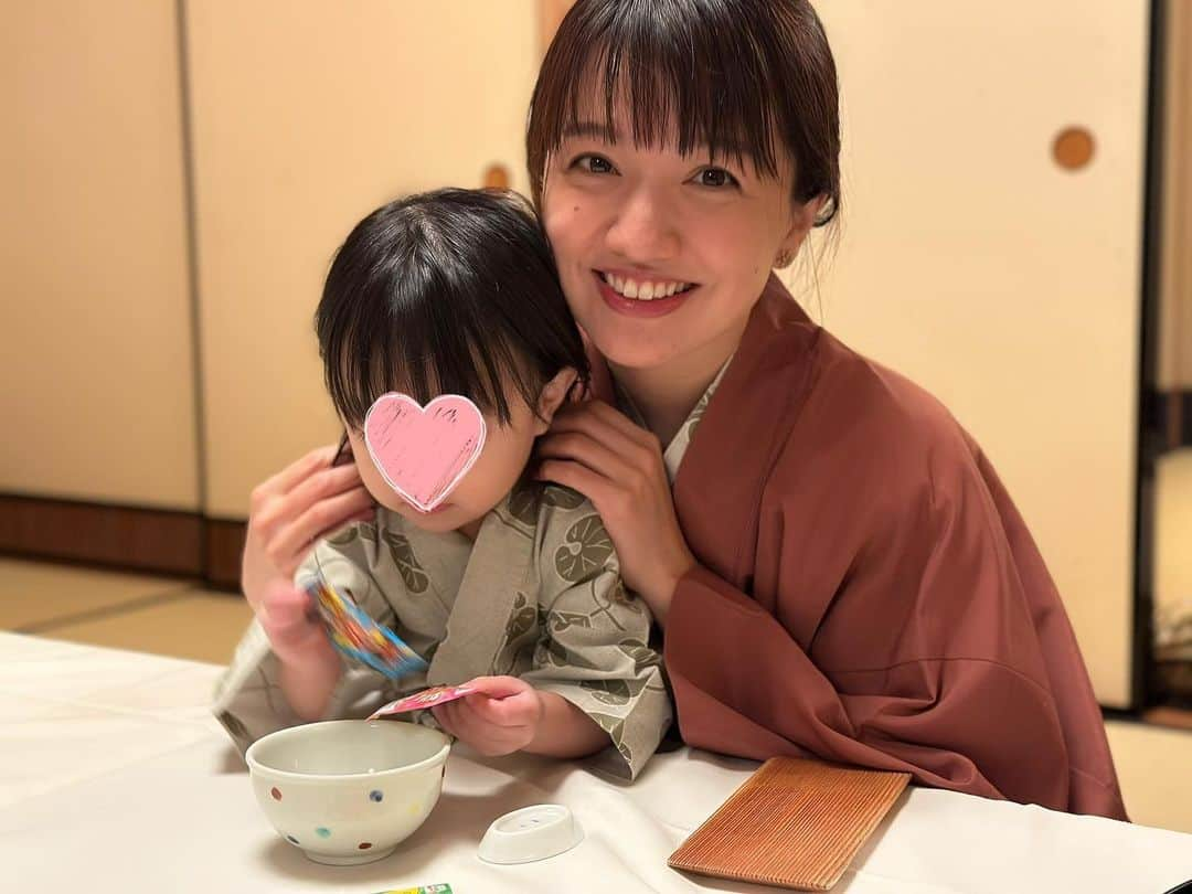 赤松麻里菜さんのインスタグラム写真 - (赤松麻里菜Instagram)「冬の思い出☃️ 母の誕生日のお祝いでまたまた湯河原の温泉へ🧖🏻‍♀️✨ 今回はふきやさんに泊まりました♨️ お部屋は広々としていてとても綺麗で✨貸切の温泉がたくさんあったので周りに気を使わずゆっくりできました🌛 お風呂のオモチャをご用意して下さったり子連れにもとっても優しかった…🥺🙏 そして何よりお料理が美味しくて🥹💕長女に用意して頂いた海老フライ🍤もそれはそれは美味しそうだった🫶🏻笑 とっても良いお宿だったので次の秋冬もリピする予定🍁 母と兄が娘たちの相手をしてくれたおかげで、誰よりもゆっくりしていた私でした😂🍵 #湯河原 #湯河原温泉 #ふきや #子連れ旅行 #子連れ温泉 #温泉旅館 #温泉宿 #和朝食 #女の子ママ #姉妹ママ #2人育児 #2歳差育児 #3歳差育児 #ママライフ #育休 #育休中 #育休中の過ごし方 #赤ちゃんのいる生活 #赤ちゃんのいる暮らし #ママコーデ #イエベ #イエベ春」3月25日 19時33分 - marigram0726