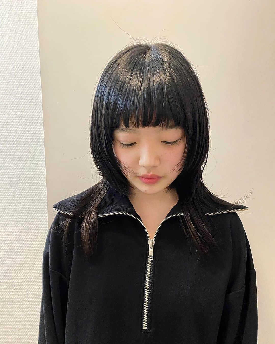 ayuのインスタグラム：「. 「ウルフカット にしたい🖤」とめめ。 卒業式も終えたので、イメチェン💇🏻‍♀️かわいい〜🥰🌼 ３枚目はbefore ✂︎ #ウルフカット」