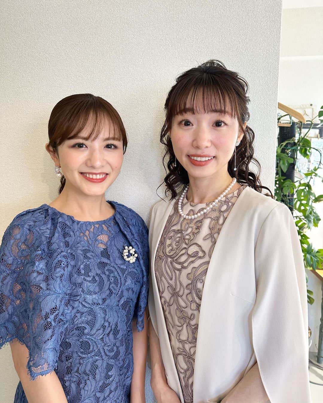 小菅晴香のインスタグラム：「・ あっこと一緒にWedding参列したときの💍💕 ⁡ 美容院も一緒に行って @hairmake__kaunaloa さんに ヘアセットして頂きました✨ ⁡ いつもありがとうございます🫶🏻 ⁡ ⁡ ⁡ ⁡ #お呼ばれヘア」