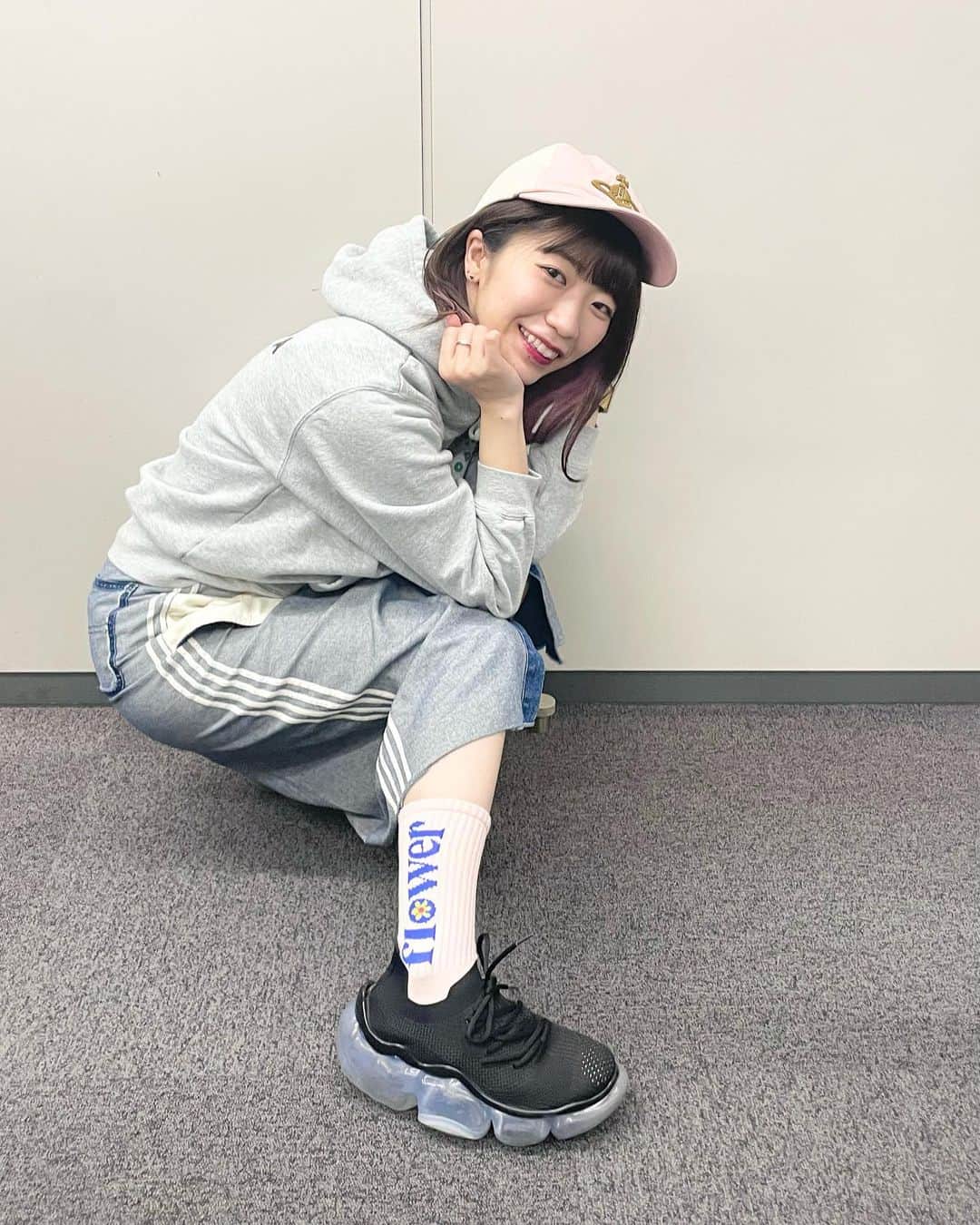 ぱいぱいでか美のインスタグラム：「春のかみこくつした🧦🌼 . 靴下屋さん、上國料萌衣さんを今シーズンもモデルに起用してくれてありがとうございます！ 何足か買ったけどこの前履いた〜🫶🏻 ちなみに昨日の私服！ TBSラジオの記者会見だから気合い入れて踊り場のパーカーにした💣 ただ朝焦りすぎてスカートしわくちゃだった！ しかし！気付いたら皺が伸びていたのです。 スタイリストさんが知らない間にアイロンかけてくれていた🥲 優しすぎる……ありがとうございます🙇🏻‍♂️✨ . #靴下屋 @moe_kamikokuryo.official さんモデル💎 #viviennewestwood #odoriba954 #candystripper #grounds #でか美私服 #でか美ちゃん」