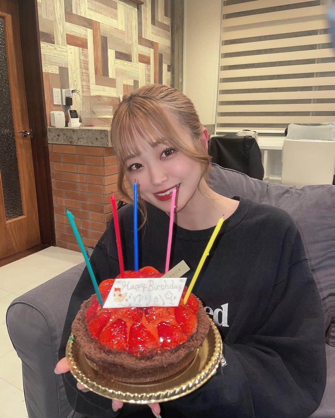 島崎由莉香のインスタグラム：「🎂 3/17で26歳になりました☺︎  大好きな人たちに囲まれて、 幸せな誕生日ウィークでしたっ  おめでとうメッセージくれた皆様ありがとうございました🫶🏻  26歳もいろんなことに挑戦して、 どんどんパワーアップできるように笑顔で突き進んでいきます💪🏻❤️‍🔥」
