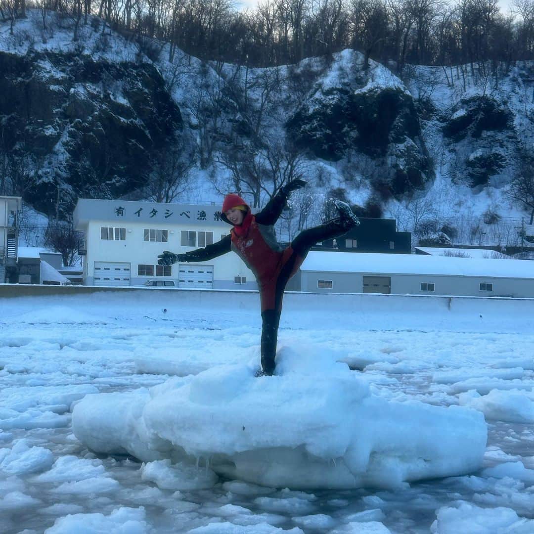 宇田恵菜さんのインスタグラム写真 - (宇田恵菜Instagram)「Drift ice walk. 念願の流氷ウォークでした！！！ 2月から2ヶ月ちょいぐらいしかみることのでかない流氷。  私が行ったのが2月上旬だったので、まだ流氷が来るから運次第。 毎日気象庁の流氷図をみていた笑  そして前日、前々日までは早朝の流氷ウォークは開催中止(流氷の状態が悪い)だったのですが、今季の早朝流氷ウォークは、私の参加会からの開催😂😂😂✨最高すぎた！！！  ドライスーツ(私服着たままその上に着る濡れないスーツ)を着るので、海に落ちても濡れません。 寒いのは顔面のみ笑  北のはるか上1000kmからやってきた流氷。 みしっと海上をうめつくしていて とてもとても美しかった。  朝6：15集合とかで始めるから、まじ戦いやけど笑 そんな朝からこんな絶景を楽しめて最高でした💓 絶対的におすすめ！  ------------------------------- #casting  #actress #shortfilm #キャスティング  #役者  #filmingcrew #filming #撮影中 #撮影クルー #leadactress #女優 #actresslife #スチール撮影 #黒髪 #blackhair 　#愛媛出身 #不動産女子 #japaneseactress  #知床旅行　#知床半島　#流氷ウォーク」3月25日 19時41分 - ena2727