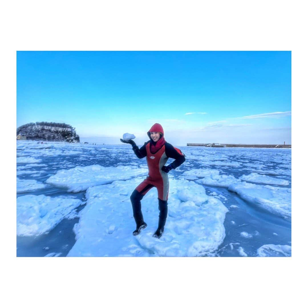 宇田恵菜のインスタグラム：「Drift ice walk. 念願の流氷ウォークでした！！！ 2月から2ヶ月ちょいぐらいしかみることのでかない流氷。  私が行ったのが2月上旬だったので、まだ流氷が来るから運次第。 毎日気象庁の流氷図をみていた笑  そして前日、前々日までは早朝の流氷ウォークは開催中止(流氷の状態が悪い)だったのですが、今季の早朝流氷ウォークは、私の参加会からの開催😂😂😂✨最高すぎた！！！  ドライスーツ(私服着たままその上に着る濡れないスーツ)を着るので、海に落ちても濡れません。 寒いのは顔面のみ笑  北のはるか上1000kmからやってきた流氷。 みしっと海上をうめつくしていて とてもとても美しかった。  朝6：15集合とかで始めるから、まじ戦いやけど笑 そんな朝からこんな絶景を楽しめて最高でした💓 絶対的におすすめ！  ------------------------------- #casting  #actress #shortfilm #キャスティング  #役者  #filmingcrew #filming #撮影中 #撮影クルー #leadactress #女優 #actresslife #スチール撮影 #黒髪 #blackhair 　#愛媛出身 #不動産女子 #japaneseactress  #知床旅行　#知床半島　#流氷ウォーク」