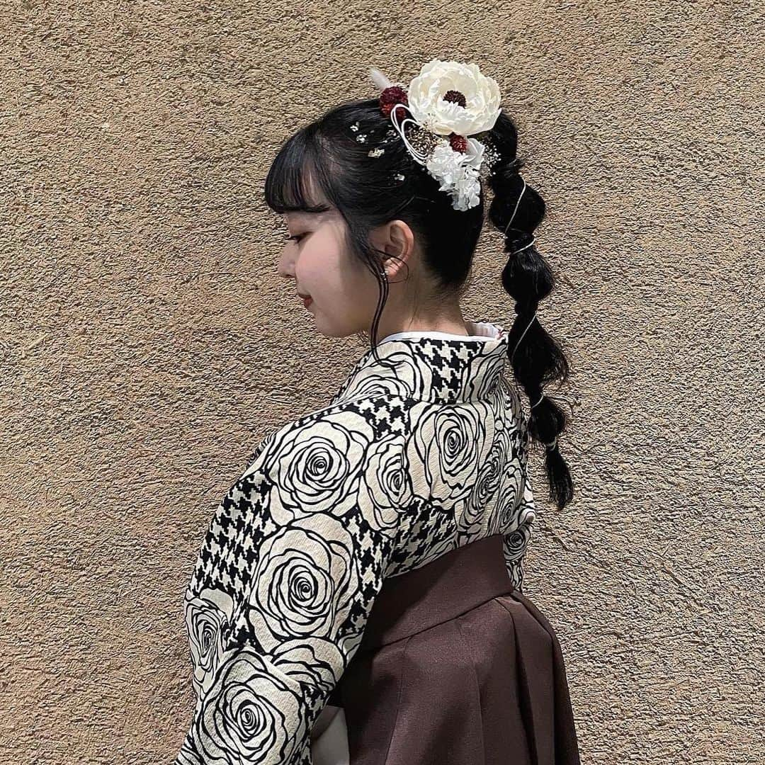 竹村夏音さんのインスタグラム写真 - (竹村夏音Instagram)「👩🏻‍🎓🌸🤍🎀  卒業式の時のヘアは絶対ポニーテールする！って決めてて、それに合わせて髪飾りを作ってもらった🪩🪩🪩  写真見返す度に、可愛い~って思っちゃうくらい大満足🤳🏼💨🤍🤍  さやちゃん本当にありがとう🎀」3月25日 19時51分 - _tink159_