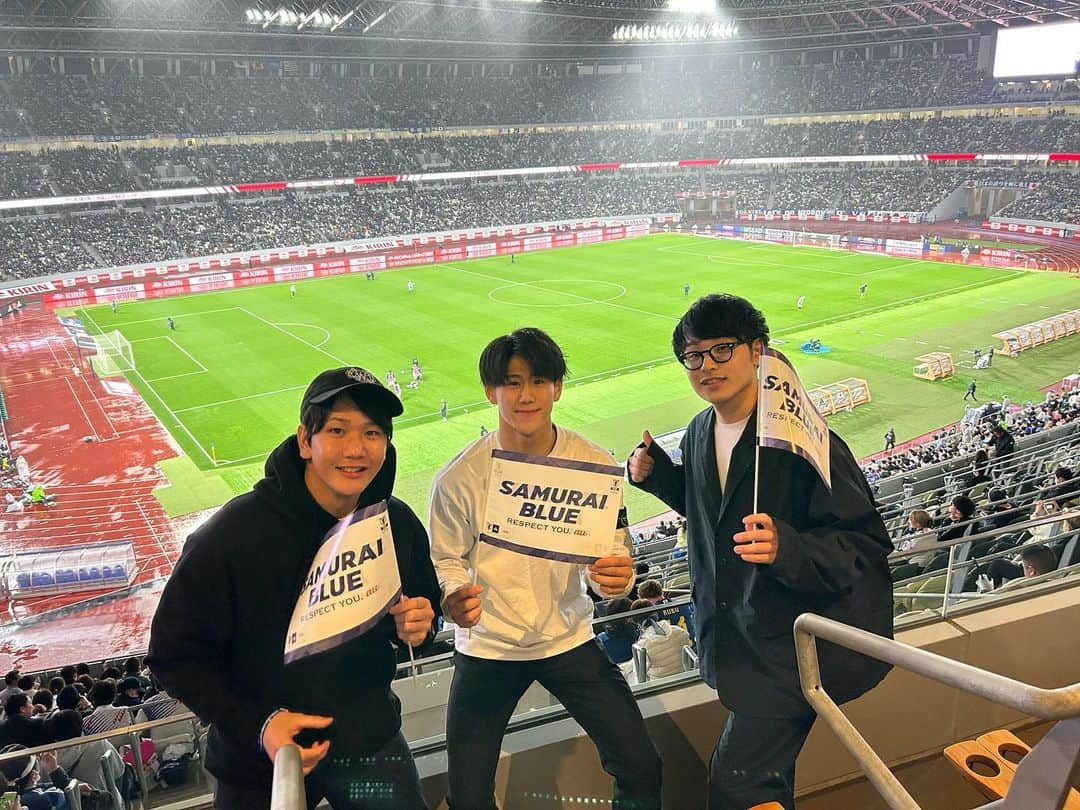 倉島大地のインスタグラム：「初サッカー観戦⚽️  🇯🇵vs🇺🇾  スタジアムの熱気凄かった🔥  また行きたい🤤  #集いしD #大輝大介大地 #キリンチャレンジカップ  #サッカー観戦 #満員御礼 #来場者数6万人越え  #熱気すごかった #満員と雨のダブルパンチで #国立競技場から千駄ヶ谷駅まで #徒歩30分かかった  #これも想い出 #大輝お誘いありがとう」