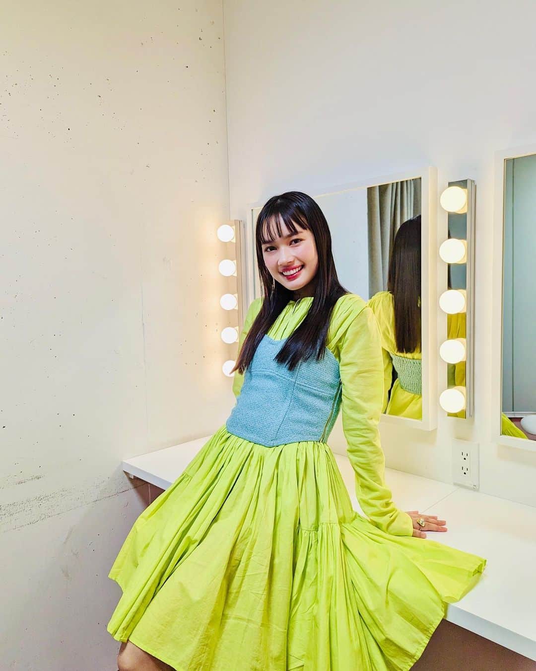 新井舞良のインスタグラム：「今日の衣装🍀 春っぽいのにしたよ〜！  もうちょっと雨ウィーク続くかもだけど、雨上がりを楽しみに待とう！😚 素敵な土日を！！！！ Have a nice weekend!  Stylist @miku___ishikawa」
