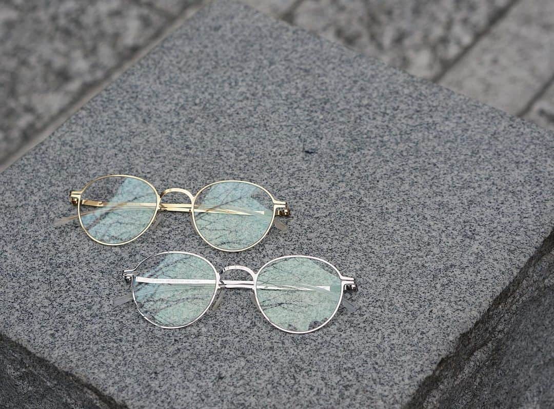 のインスタグラム：「【LITE Collection "EDE”】  シンプルなボストンシェイプで、デイリーにお使いいただけるサイズ感のモデル”EDE” ノーズパッド、先セル部分はシリコンを使用しており、フィット感とずれにくさに優れた快適にお掛けいただけるメガネとなっております。  LITE Collection "EDE”  ”EDE" is a simple boston shape model in a size suitable for daily use. The nose pad and the tip cell part are made of silicone, which provides a comfortable fit and prevents shifting.  #mykita  #mykitalite  #eyewear  #eyewearfashion  #マイキータ #メガネ」
