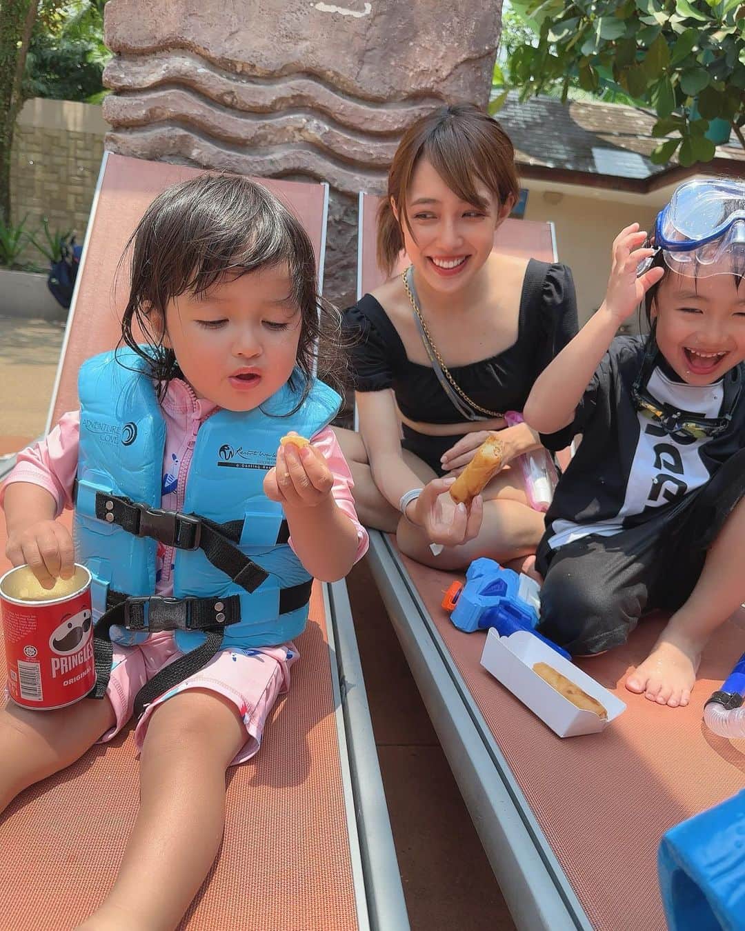 アレクサンダーのインスタグラム：「プールは最高だ^_^ #singapore」