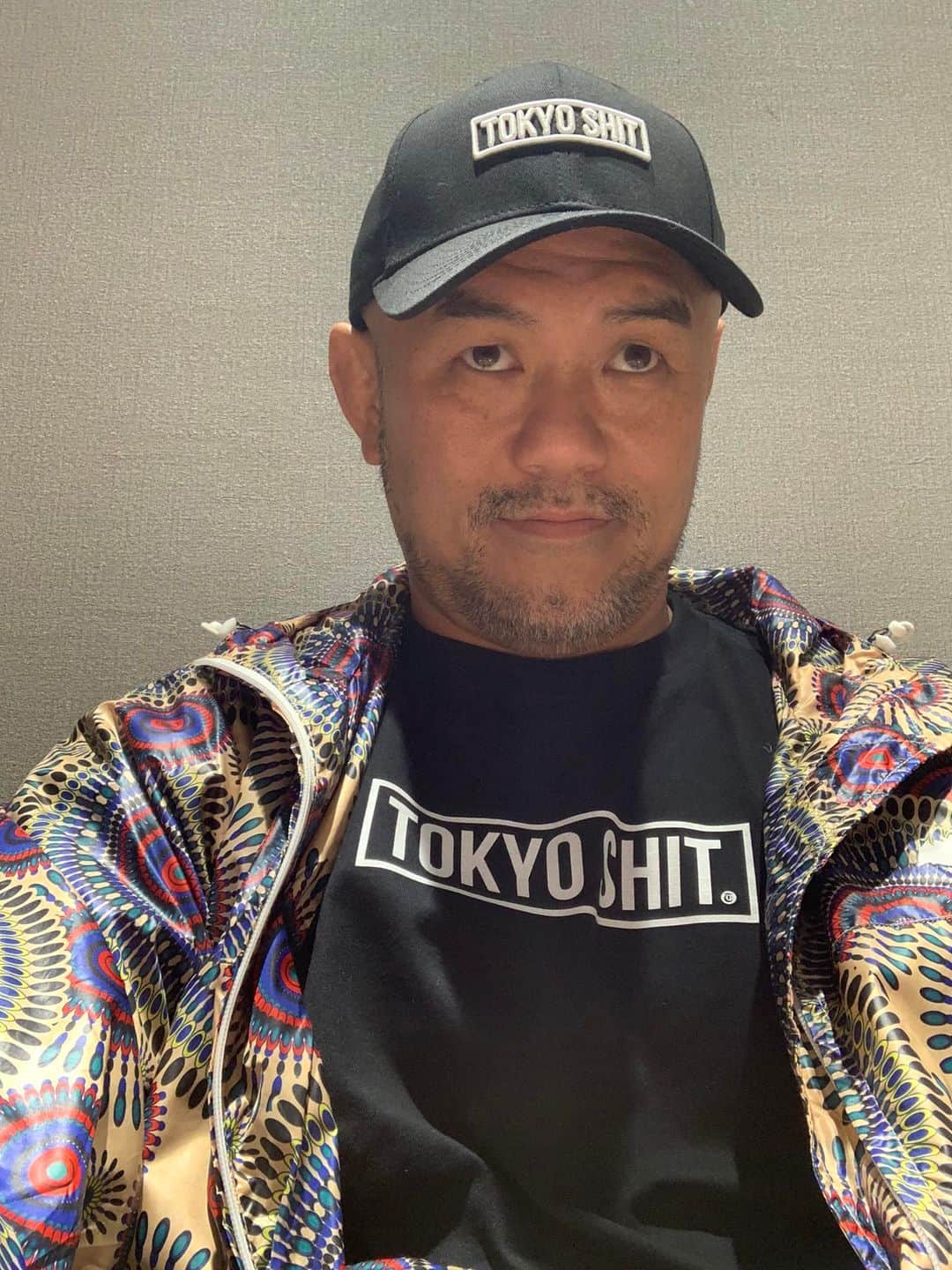 秋山準のインスタグラム：「アシタノシカク株式会社の藤井さんからプレゼントしてもらった"TOKYO SHIT"@tokyoshit のTシャツ、キャップ。  ありがとうございました！  #ddtpro #秋山準」
