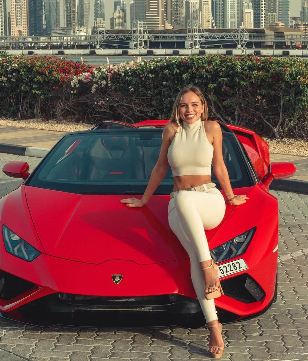 Weronika Bielikさんのインスタグラム写真 - (Weronika BielikInstagram)「@flagship_rentals provides so much fun in Dubai with their fast and luxury cars ❤️ I enjoyed shooting that content (too much) especially when I got to drive 😏 If you travel to Dubai, don’t miss on checking their cars!」3月25日 19時57分 - veronicabielik