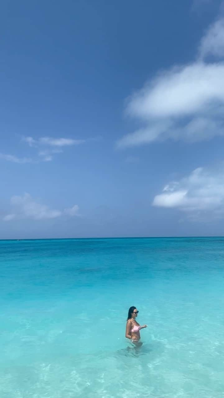 ローラ・ジェームスのインスタグラム：「A day in Bimini with @virginvoyages 👙🦩🌴🪸🐚☀️」