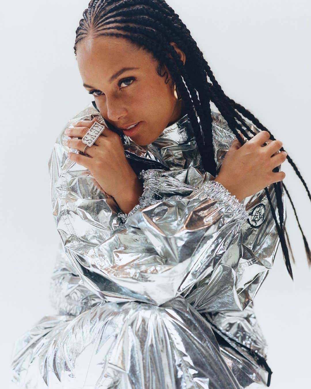 モンクレールのインスタグラム：「All the New York girls I ran with used to wear baggy clothes, puffy coats, baggy jeans and construction boots. I remember wanting a Moncler jacket sooooo bad. It was out of reach like a lot of things in my life at that time. But I never stopped dreaming! I’m still a boyish girl and I love it! The ease and effortlessness. It’s that NY energy! I love the textures.   Throwbacks to my sis Missy’s over the top style. Shiny suits dancin’ in the rain, track suits and bucket hats. That place where masculine and feminine can meet. It works for everyone. I vividly remember that time! That nostalgia made its way into this collection.  Moncler x Alicia Keys. Now on Moncler.com   #MONCLERGENIUS #MONCLERALICIAKEYS」
