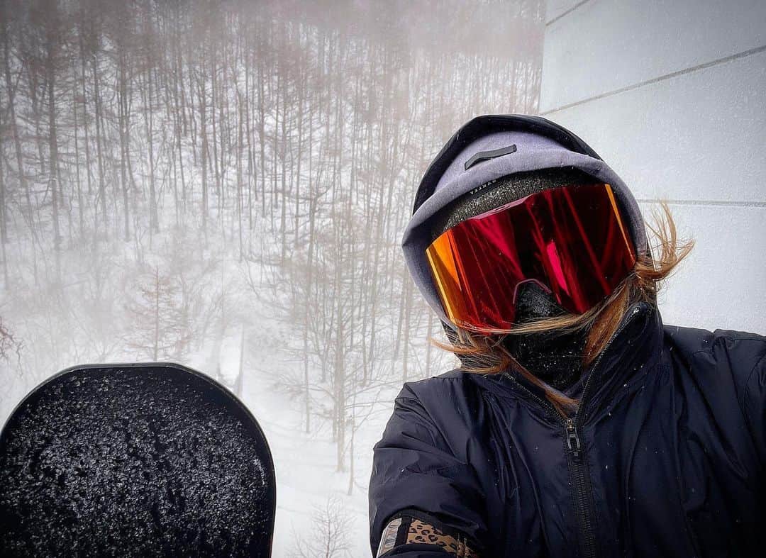 冨士木耶奈のインスタグラム：「. 今シーズンラストボード🏂❄️ 毎年ぜったい1回しか 行ってなかったのに 今シーズンは4回も行けた✨ 来年も行けるだけ行くぞー😆🌈  #snowboard #wintersports #ski  #オークリー女子 #oakley #雪山  #スノボ #アウトドア #スノボー女子」