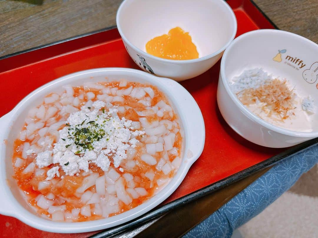 片岡安祐美のインスタグラム：「🧀  離乳食のカッテージチーズが 簡単に作れることを知りました🤩🙌🏻  同じ材料で、味付けを変えてストック！ ホワイトソース、トマトソース、コンソメetc...  このときはそろそろ後期に入るぞーーっていう 離乳食中期頃でした😊  今は離乳食後期にはいってます🫡 ちゃんと出来てるのかわからんけども。。💦  何よりもパクパク食べてくれるからありがたい🙏🏻  #離乳食  #離乳食ストック  #離乳食中期」