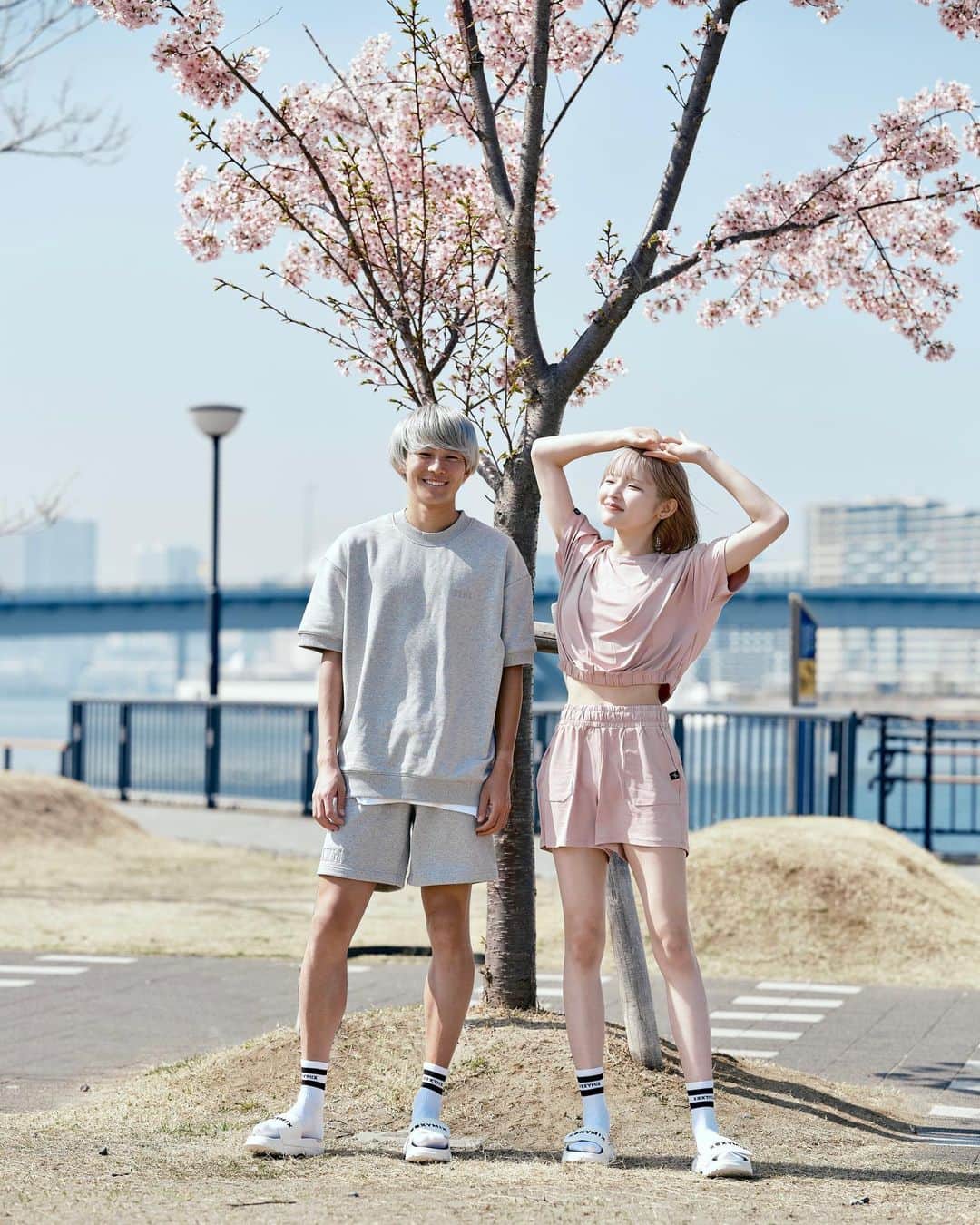 志村美希さんのインスタグラム写真 - (志村美希Instagram)「🤍  韓国フィットネスウェア @xexymix さんのモデルをさせて頂きました  クロップド丈のトップスが多かったり身体のラインを綺麗に魅せてくれる愛用してるブランド 着ると韓国人のキブンで勝手にモチベ上がる🌱  ヨガやフィットネスシーンだけじゃなく メンズもあるからランニングやお散歩、 老若男女問わず着てほしいナ そのままカフェとか行けるコーデも多いヨ☕️  公式Instagram・HPにインタビュー記事やワタクシ たくさんいるのでぜひ見てね 久しぶりにガチダッシュやらされた🤣 @xexymix_jp」3月25日 20時03分 - mikkitygram