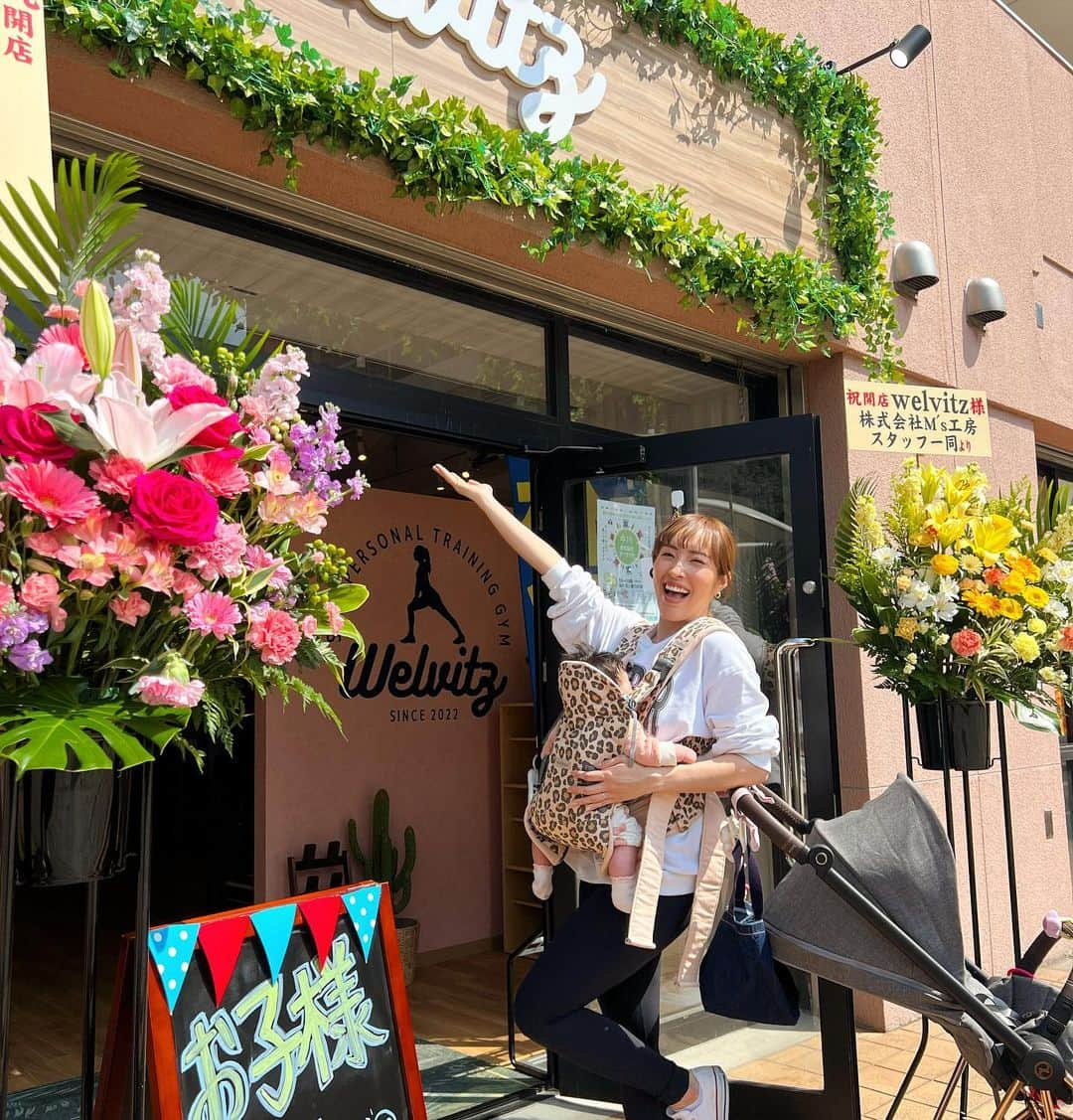 渋谷美穂さんのインスタグラム写真 - (渋谷美穂Instagram)「🕊私の想い🕊 産後久しぶりにまつ毛をつけに子連れOKの マツエクサロンへ行った時のことです。 そこのサロンには子供用の設備は何もありませんでしたが、子供を受け入れてくれる！というだけで私は嬉しかった😌💕 ⁡ 施術中は、お腹の上にけーちゃんを乗せていましたが、 途中でギャン泣きしてしまい… 迷惑をかけてしまっているのではないかと、 変な汗でびしゃびしゃになりました😰 ⁡ けーちゃんを揺らしてみたり、ぽんぽんしてみたけど ダメで、とにかくテンパっていたらスタッフさんが 『大丈夫ですよぉ〜！😊』 と優しく対応してくださいました。 そして、おそらく休憩中のスタッフさんが　 入れ替わりで抱っこしに来てくれました😭✨ ⁡ 始めは、自分が綺麗になりたいという欲のために、 こんな小さい子を連れてきた私がいけなかったんだ😔 と自分を攻めていましたが、 ⁡ マツエクの施術中なのでお顔は見えなかったけれど、 小さい声で『かわいいね〜』と女性スタッフさん、 途中からは男性スタッフさんがけーちゃんを 抱っこしてくれているのが分かりました🥹✨ スタッフさんの優しさが心に沁みて 涙がでそうになりました😭😭😭 マツエク中なので涙を堪えるのに必死でしたが、 おそらく瞬きをしたら涙が溢れていたと思います🥲 ⁡ 立派な設備はなくとも、 自分と子供を笑顔で受け入れてくれるだけで、 こんなに嬉しいことなんだと改めて実感しました😌🕊✨ ⁡ ⁡ この経験をきっかけに私もこのサロンのような 温かく優しさに溢れた場所を作りたい🌈 と帰り道の川沿いを歩きながら熱い想いが　 込み上げてくるのがわかりました🥹‼️ ⁡ そこから、私のようなアクティブなママたちも ボディメイクを楽しめる場所を作りたい🤔🌟 という想いに駆られ行動に移しました💡 ⁡ ⁡ そして、この度、 横浜市都筑区にお子様も一緒に通える セミパーソナルジム『Welvitz（ウェルヴィッツ）』 をグランドオープン致しました🌸 @welvitz_nakagawa  ⁡ 紹介は遅くなりましたが、 ここは妊娠中からジム作りに取り組んでおり、 たくさんの方のご協力のもと、 より一層理想の形となりました🥹✨ この場所がたくさんの方の笑顔あふれる あたたかい空間になれたら嬉しいです🥹‼🙏🏽️ ⁡  #超超お得なキャンペーンやってます #春のボディメイクキャンペーン #初月無料と通い放題 #ご入会が早ければ早いほどお得です  ⁡ #セミパーソナル#横浜市#都筑区 #ブルーライン#中川駅#トレーニング #地域の方や性別年齢関係なく #愛されるジムになりたい」3月25日 20時03分 - miho_fitness