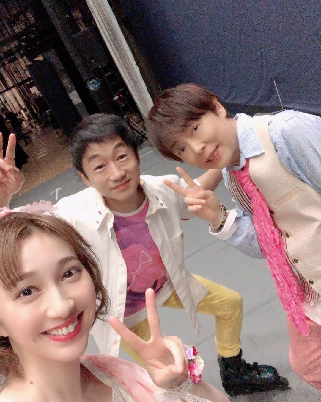 関沢圭司のインスタグラム：「今日は長野で『ファンターネ！がやってきた』でした😃  お越しくださった皆さんありがとうございました😊 みんな今日も可愛かったぞー😁✨ 昨日、善光寺にも行って来ました！「お戒壇巡り」気持ち悪くなりそうだった😅  そして今日は、しょうこちゃんの誕生日✨ いつもありがとう！！ おめでとう〜〜〜😃🙌✨ 「ハッピーバースデーつ〜ゆ〜！！』😁  明日は中野でーす💪😃」