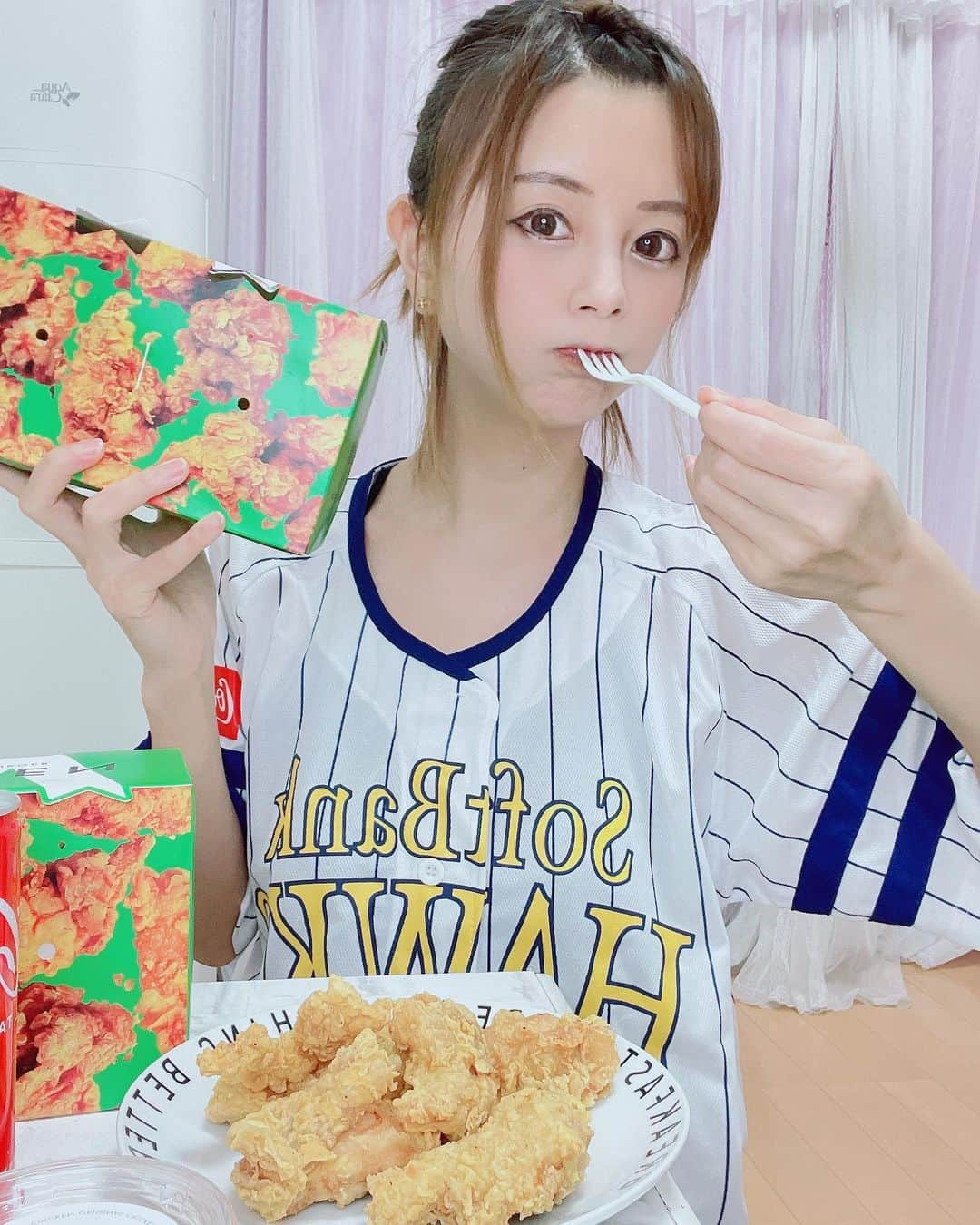 satomiさんのインスタグラム写真 - (satomiInstagram)「🐤🍗😋⚾️ ・ 雨女ぶり発揮☂️お花見予定が❌ 切り替えてお家ご飯です🤍 今日は予約してた（w_chicken_）でチキンのtakeoutです🐤 おうちでホークス観戦😊 ・ 今回はCHICKENBOXTWINを オーダー🤍美味しすぎてほとんど1人で食べました！笑 最近食べたチキンでNo. 1🏅 ・ 2度揚げしてるからザクザク感半端ないよ！今度神宮でもオーダーしよっと笑⚾️ チキンとポテトとアイスがあればご機嫌です🍟🤍 ・  PR w_chicken_ #wchicken #ダブリューチキン #韓国チキン #ヤンニョムチキン #お花見 #東京タワー #野球観戦 #韓国チキン #韓国グルメ #唐揚げ #ソフトバンクホークス #タカガール」3月25日 20時04分 - saatoomii47