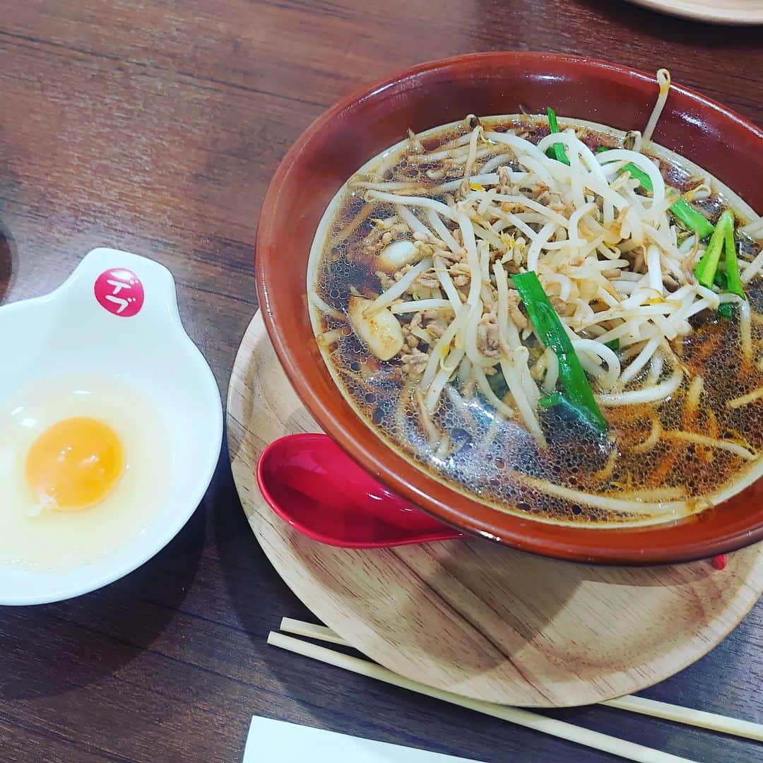中村昌也のインスタグラム：「同じビルの2階、でぶまる。 ベトコンラーメン「ベストコンディションラーメン」食べて今日も営業です😆 中村倫也さん、ご結婚おめでとうございます㊗ 宮古島市平良字下里646-2 バロックビル6階 #宮古島 #沖縄 #宮古島バー #miyakojima #miyakojimabar #バーイズ #イズ #baris #is #newopen #居酒屋 #海 #beach #japan #中村昌也」