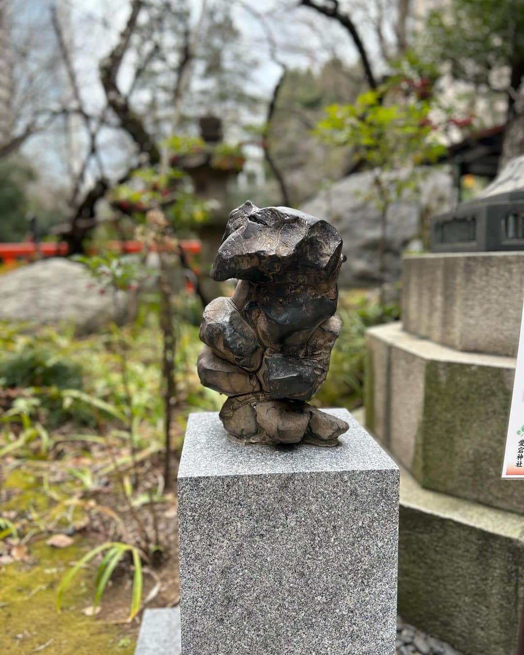 乙杉和平さんのインスタグラム写真 - (乙杉和平Instagram)「乙杉和平、東京のパワースポット【愛宕神社】へ行くの巻📖  「……出世したいっ！」  ということで、愛宕神社の出世の石段を上ってきました！ Snow Manのメンバーも訪れたということで「Snow Man神社」としても有名です。  愛宕神社の主祭神は「火産霊命」という火の神様。 火にまつわる災厄よけや防火・防災、印刷・コンピューター関係、商売繁盛、恋愛・縁結びなどのご利益があるそうです。  私も何度かおじゃましていますが、いつ来ても石段が急すぎてヒヤヒヤ。 なので、この出世の石段を上り切った後は、どことなく勇ましくなっている気がします（物理的に）  門をくぐると左手に「招き石」があります。この招き石を撫でると福を招くと言われているそう。愛宕神社の隠れたパワースポットらしいので、参拝される方はお忘れなくサワサワしてあげてください。  帰り道は「出世の石段を上ったのに、そのまま下るのはあまりよろしくない」と、まことしやかにささやかれているウワサを鵜呑みにして、女坂という緩やかな石段を下りました。  パワースポットの旅…  Snow ManのYouTubeめっちゃ見てるんで、次はあの場所に行ってきます！  ではでは！  #俳優 #乙杉和平 #モデル #クリエイター #道産子  #aikoジャンキー #風民  #役者 #actor  #model  #演员  #배우#fashion #style #instafashion #mensfashion #fashion #instafashion #mensfashion #photography  #東京 #パワースポット#東京パワースポット #パワースポット神社仏閣 #神社仏閣  #神社 #愛宕神社 #snowman神社 #snowman #出世の石段 #出世の階段 #すのちゅーぶ #すのちゅーぶロケ地巡り」3月25日 20時11分 - otosugi_wahei