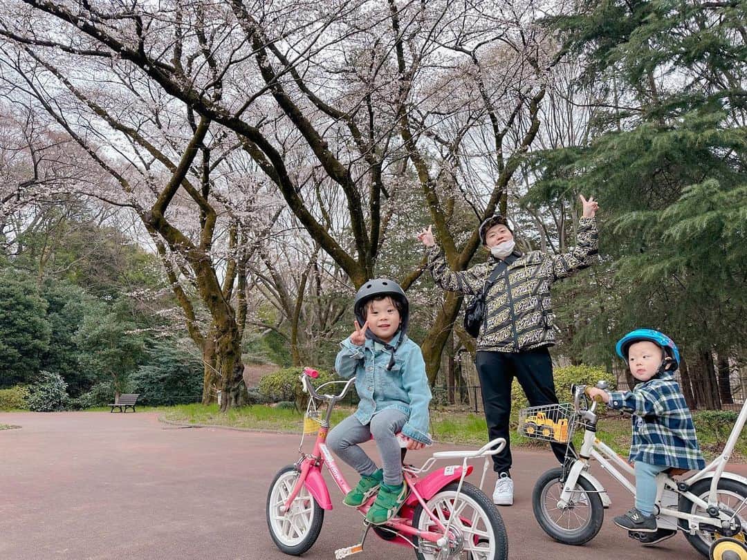 江原千鶴（エハラチヅル）のインスタグラム：「うたくんとわくん、レンタサイクルで自転車デビュー🚲 かわいすぎるーー❤️  COWCOWさんがあたりまえ体操で交通安全について教えてくれるので一緒に見たら、あたりまえ〜♫とすぐ覚えていました😆  警視庁のサイトだけど面白い✨  大好きなピーポくんのゲームなど子供向けのページもあって親子で勉強になりました‼️  #東京セーフティーアクション #あたりまえ体操交通安全バージョン #ピーポくん」
