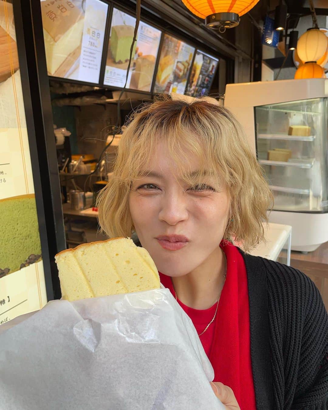 ステファニーさんのインスタグラム写真 - (ステファニーInstagram)「🫶☁️ ふわふわとか、もちもちとか だいすきなので これ、食べてみました。 素朴な味(いい意味です)とか だいすきだから、私はプレーンがちょうど良さそうだった◎ ほんのり甘くてたまご感。 #love #shibuya #渋谷グルメ #渋谷食べ歩き #食べ歩きグルメ #食べ歩きスイーツ #台湾カステラ #黄白白 #渋谷」3月25日 20時11分 - steph_0928_