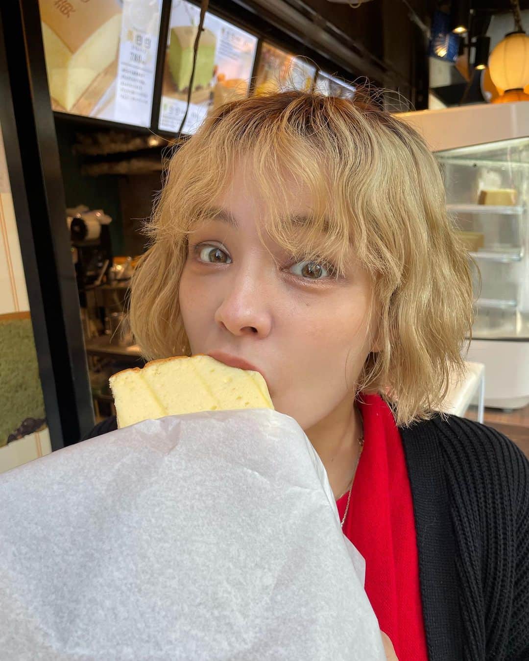 ステファニーのインスタグラム：「🫶☁️ ふわふわとか、もちもちとか だいすきなので これ、食べてみました。 素朴な味(いい意味です)とか だいすきだから、私はプレーンがちょうど良さそうだった◎ ほんのり甘くてたまご感。 #love #shibuya #渋谷グルメ #渋谷食べ歩き #食べ歩きグルメ #食べ歩きスイーツ #台湾カステラ #黄白白 #渋谷」
