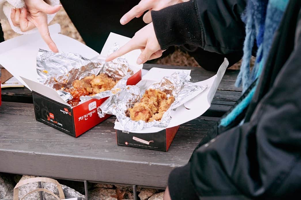 夏生大湖のインスタグラム：「指差し確認をしてはいチーズ。かなぁ。  ヤンニョムチキン美味しかった〜  #花束とオオカミちゃんには騙されない  #花束オオカミ #abema  #美月 #永井愛実#夏生大湖 #フォスター #junonhk」