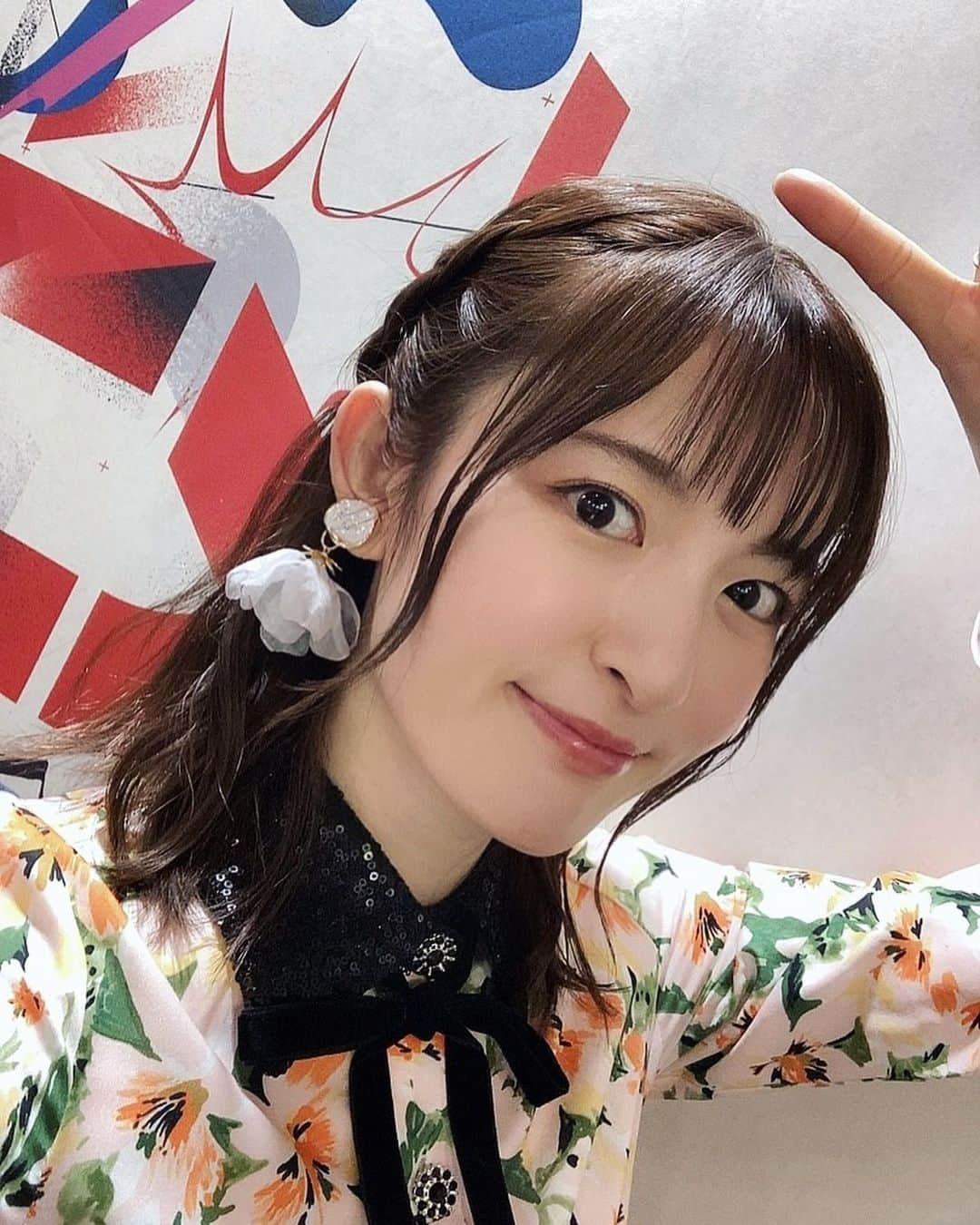 小松未可子のインスタグラム：「AnimeJapan参加してきました〜！  結婚指輪物語 人間不信の冒険者たちが世界を救うようです ロマンティック・キラー(NETFLIX)  のステージに登壇しました！  ご来場&ご視聴ありがとうございました😊  イベント会場はとても活気に溢れてて、かつての雰囲気が戻ってきた感じでしたね〜！！楽しい時間でした！！  イベントの登壇自体、実に半年以上ぶり！！  衣装かわいいじゃろ！！ 着れるか不安だったけど、無事に収まりました。肉が。笑  久々にお会いする人たちも多くて、嬉しかったなあー！  春といえばAnimeJapan！！ また来年も参加できますように〜！  最後の動画はよくある、写真かと思ったら動画だったやーつ📸」