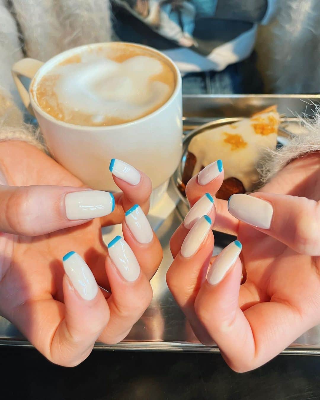 瀬口かなのインスタグラム：「🤍💙 ややスクエアカットにしてフレンチ。 ロイヤルブルーが春っぽい。 かわちくないですか🥲✨ お気に入り！🫶  #nails #フレンチネイル #シンプルネイル #スクエアネイル #ジェルネイル #ネイルデザイン」